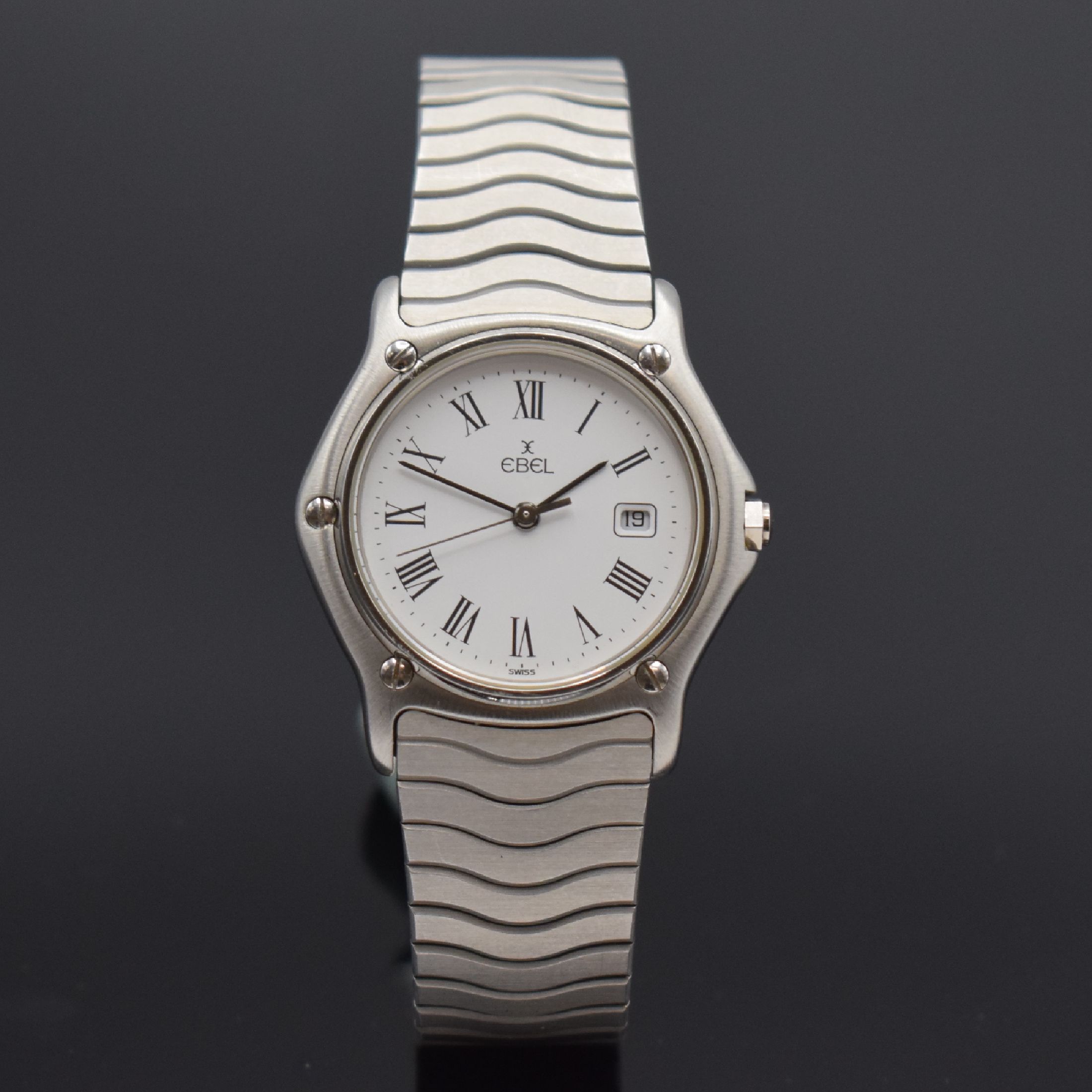 EBEL Sport Classique Armbanduhr in Stahl Referenz 983909, Schweiz um 1990, quarz, Stülpgeh., Lünette 5-fach verschr., Wellengliederband, weißes ...