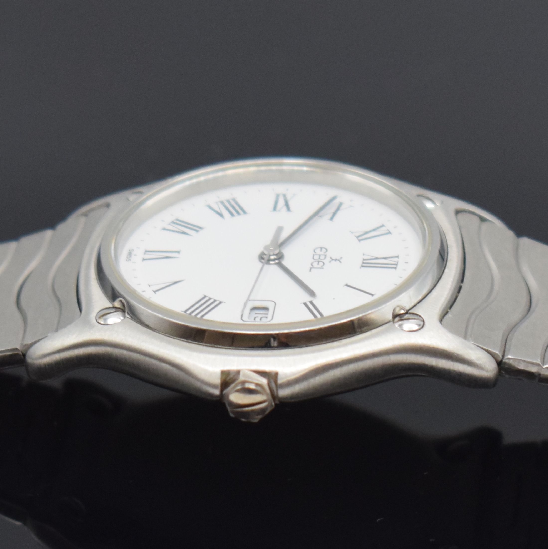 Detail d: EBEL Sport Classique Armbanduhr in Stahl Referenz 983909, Schweiz um 1990, quarz, Stülpgeh., Lünette 5-fach verschr., Wellengliederband, weißes ...