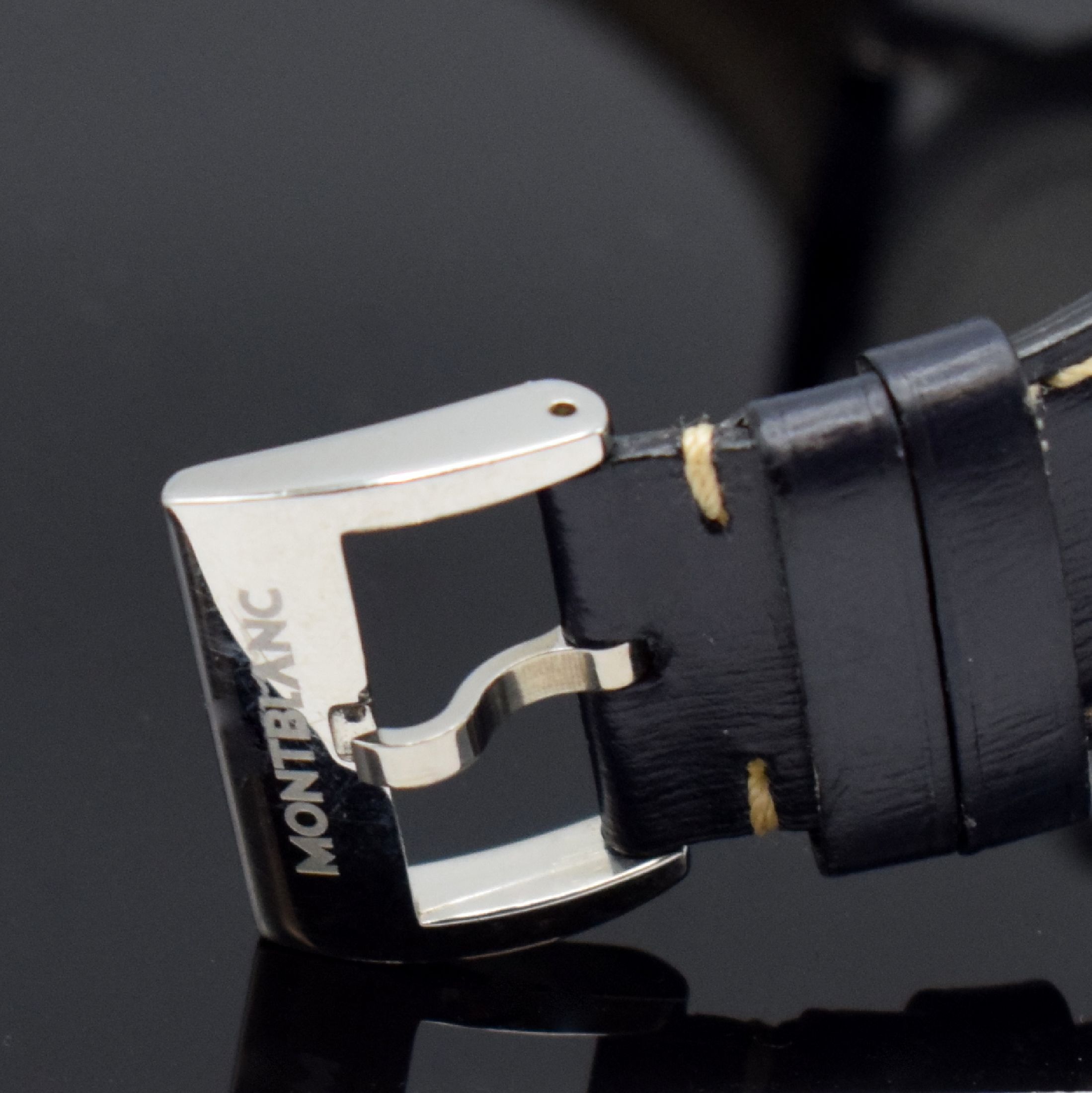 Detail e: MONTBLANC Summit Herrenarmbanduhr Referenz 7045, Schweiz um 2005, quarz, 2-teil. Edelstahlgehäuse, Boden aufgedr., orig. Lederband m. Dornschl., ...