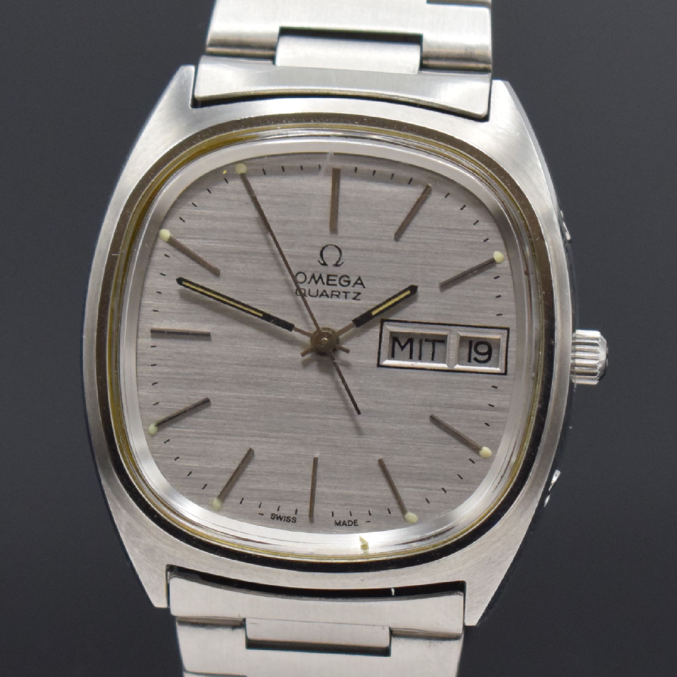 Detail a: OMEGA Quartz Herrenarmbanduhr mit Tag und Datum Referenz 196.0066, Schweiz um 1974, quarz, Stahlgeh. inkl. orig. Gliederband m. Faltschl., Boden ...