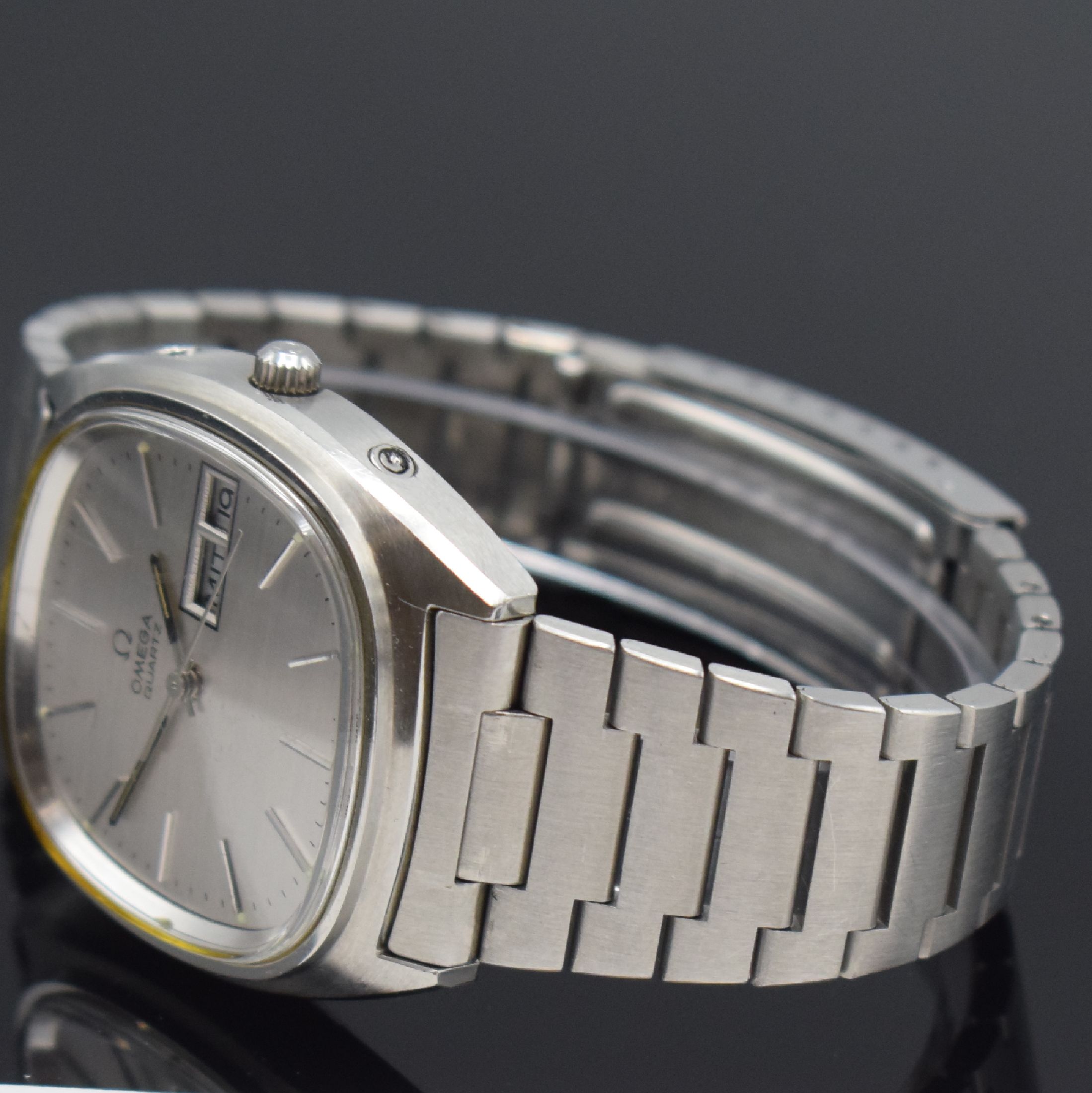 Detail b: OMEGA Quartz Herrenarmbanduhr mit Tag und Datum Referenz 196.0066, Schweiz um 1974, quarz, Stahlgeh. inkl. orig. Gliederband m. Faltschl., Boden ...
