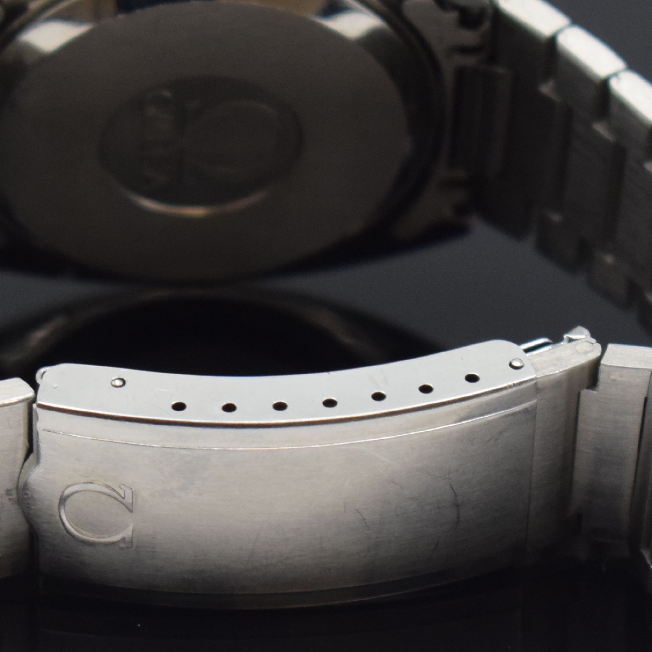 Detail d: OMEGA Quartz Herrenarmbanduhr mit Tag und Datum Referenz 196.0066, Schweiz um 1974, quarz, Stahlgeh. inkl. orig. Gliederband m. Faltschl., Boden ...