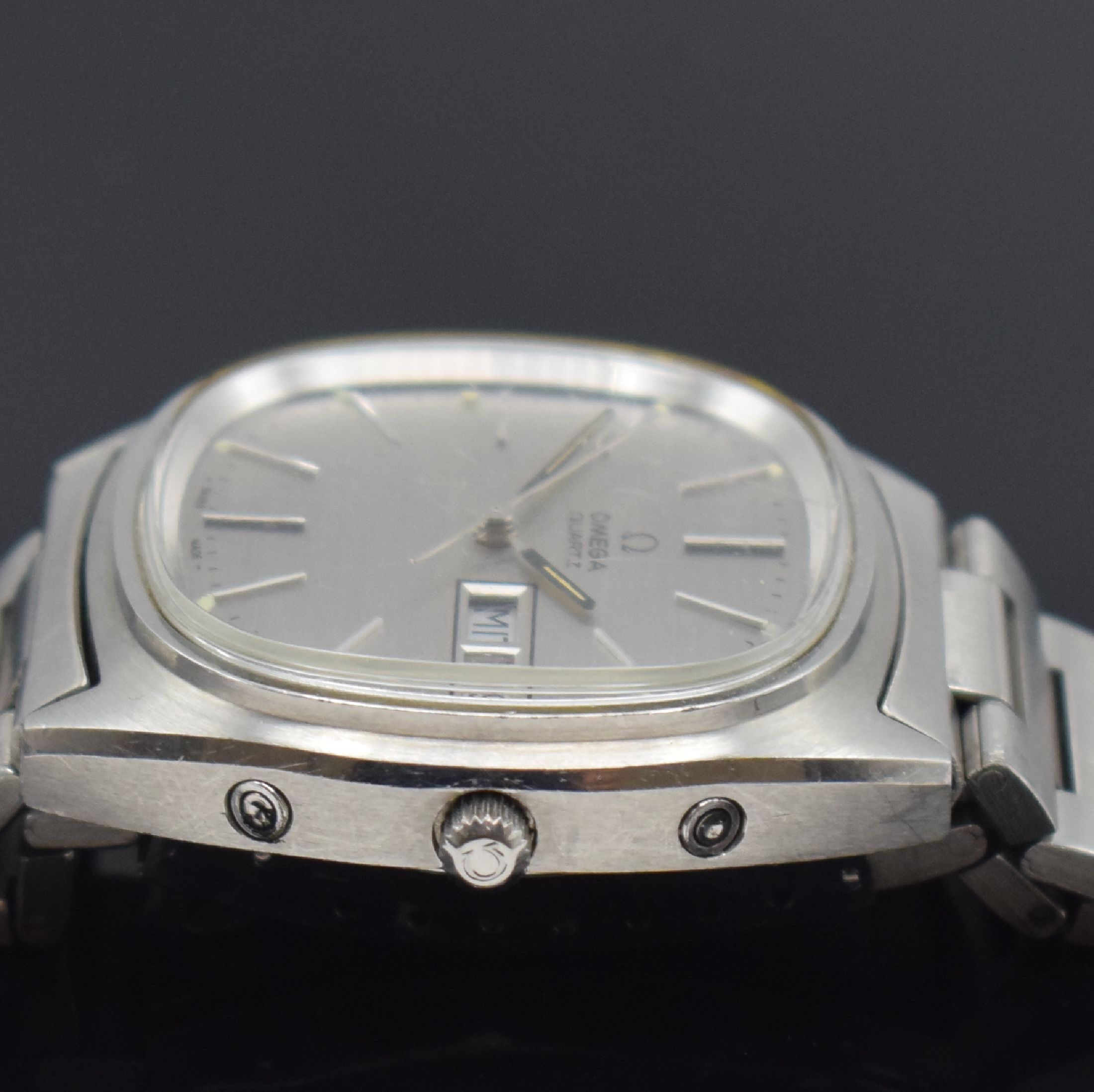 Detail e: OMEGA Quartz Herrenarmbanduhr mit Tag und Datum Referenz 196.0066, Schweiz um 1974, quarz, Stahlgeh. inkl. orig. Gliederband m. Faltschl., Boden ...