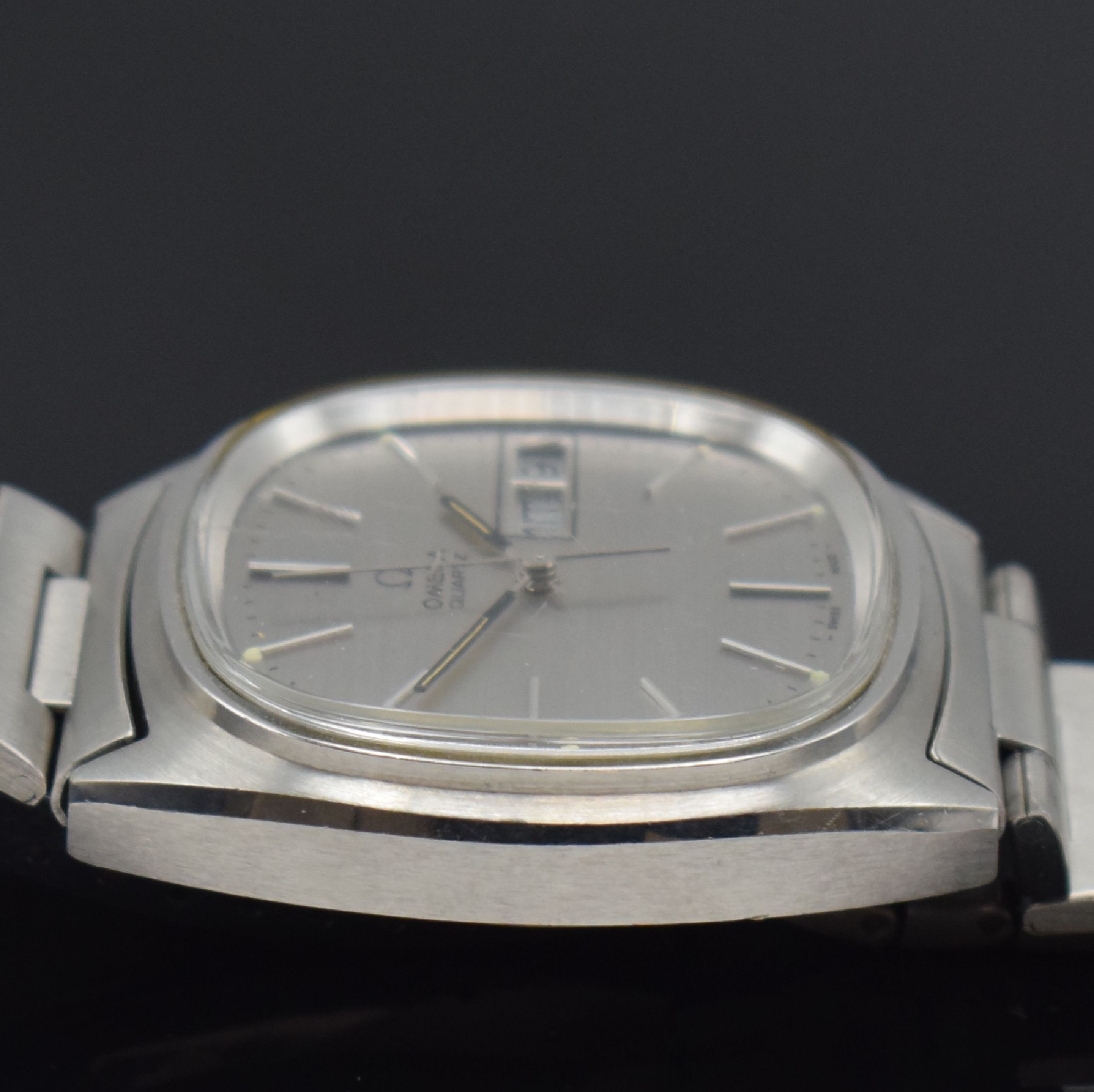 Detail f: OMEGA Quartz Herrenarmbanduhr mit Tag und Datum Referenz 196.0066, Schweiz um 1974, quarz, Stahlgeh. inkl. orig. Gliederband m. Faltschl., Boden ...