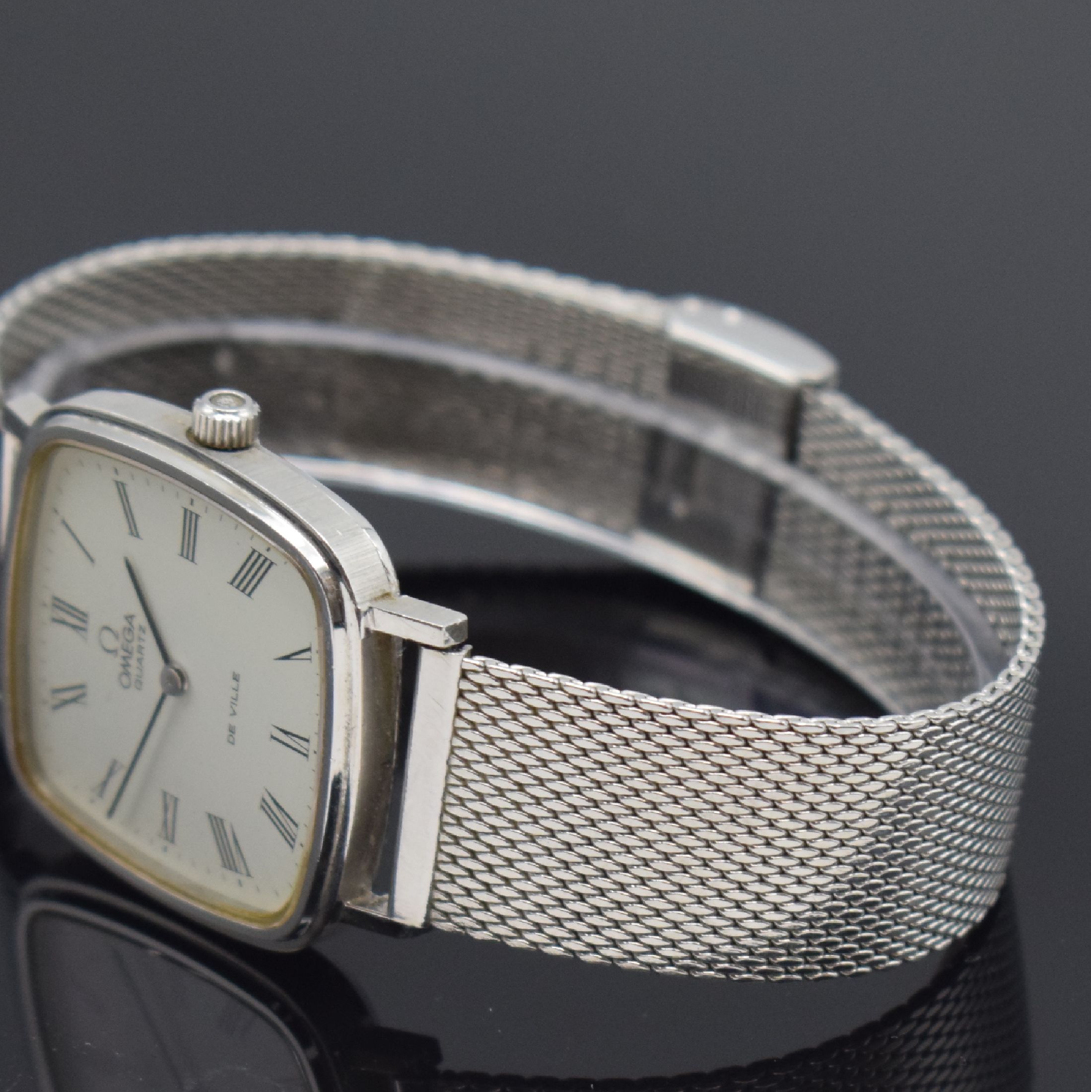 Detail b: OMEGA De Ville Quartz Armbanduhr in Stahl Referenz MD 191 0045, Schweiz um 1977, quarz, 2-teil. Geh., Boden aufgedr., silb. Zifferbl. m. röm. ...
