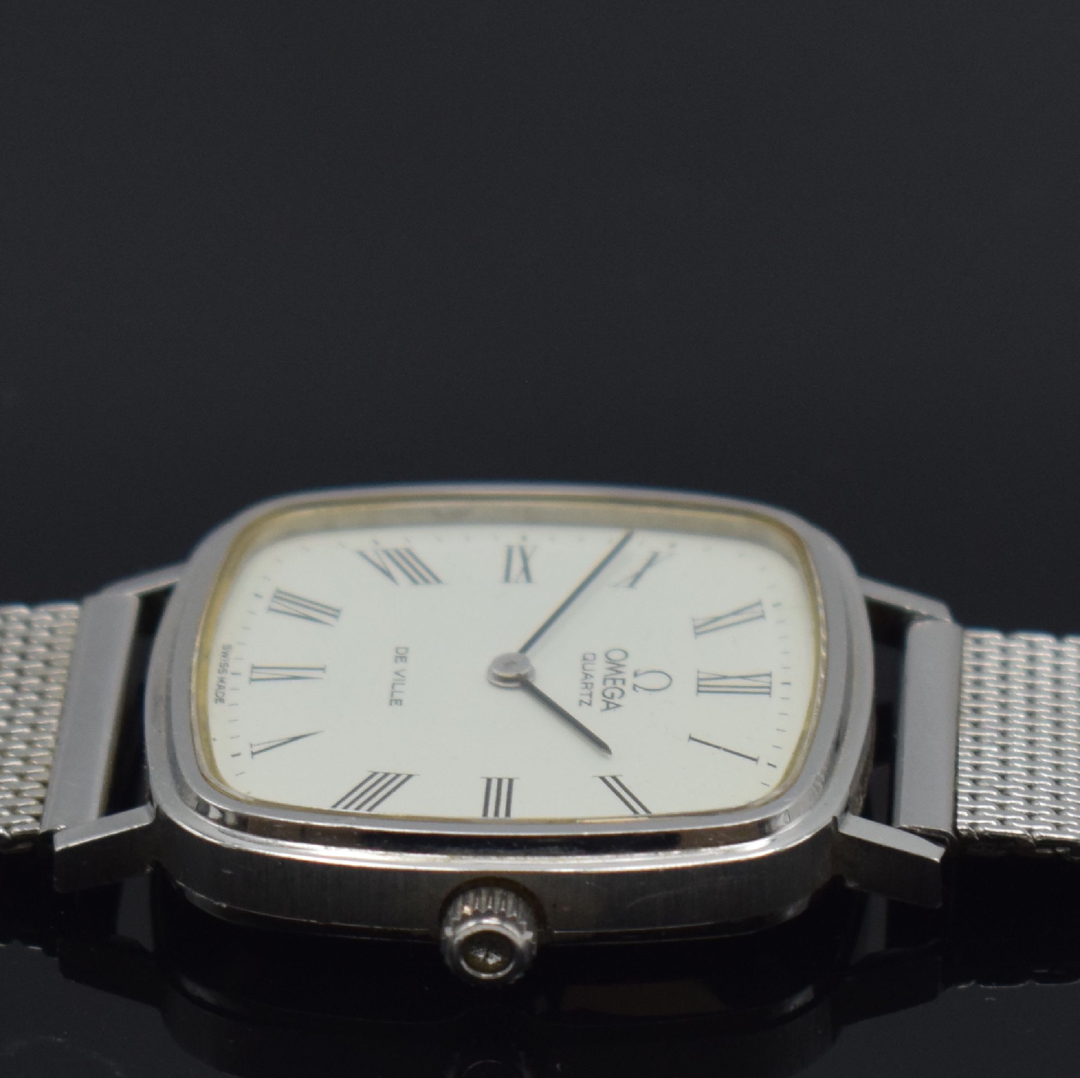 Detail d: OMEGA De Ville Quartz Armbanduhr in Stahl Referenz MD 191 0045, Schweiz um 1977, quarz, 2-teil. Geh., Boden aufgedr., silb. Zifferbl. m. röm. ...