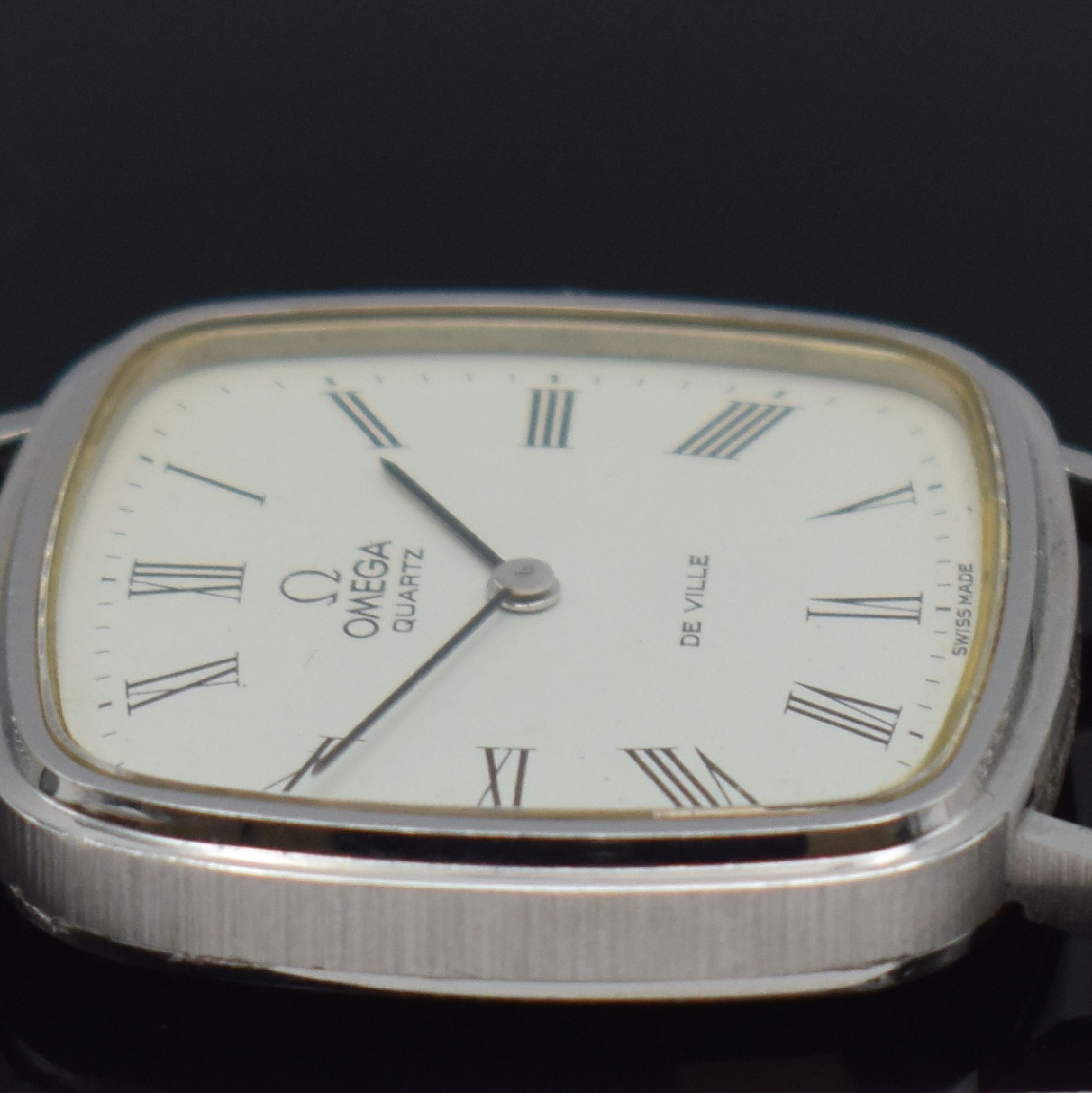 Detail e: OMEGA De Ville Quartz Armbanduhr in Stahl Referenz MD 191 0045, Schweiz um 1977, quarz, 2-teil. Geh., Boden aufgedr., silb. Zifferbl. m. röm. ...