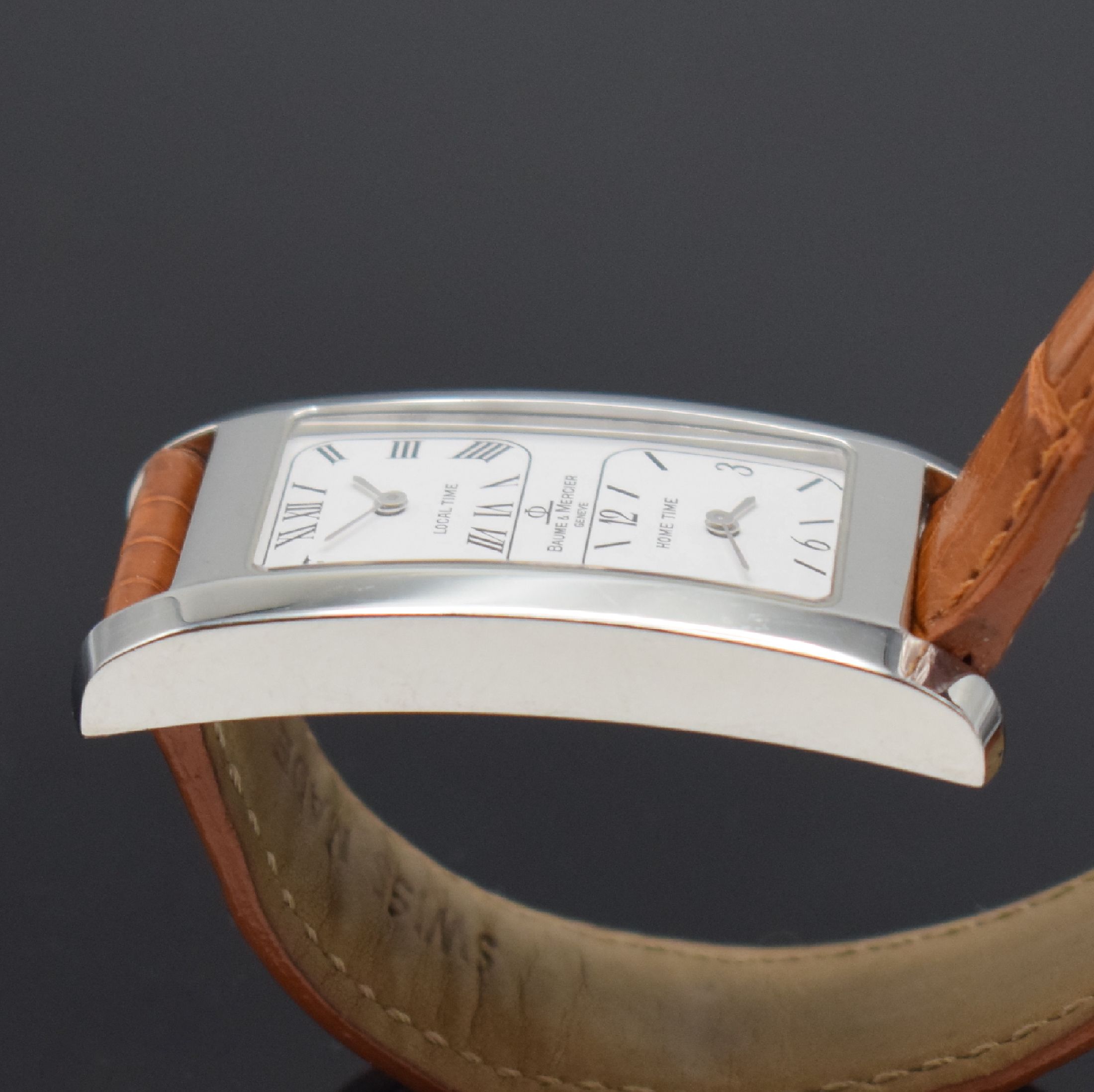 Detail d: BAUME & MERCIER Armbanduhr Modell Hampton Dual Time Referenz MV045121, Schweiz um 2005, quarz, Edelstahlgeh. inkl. orig. Lederband m. orig. ...