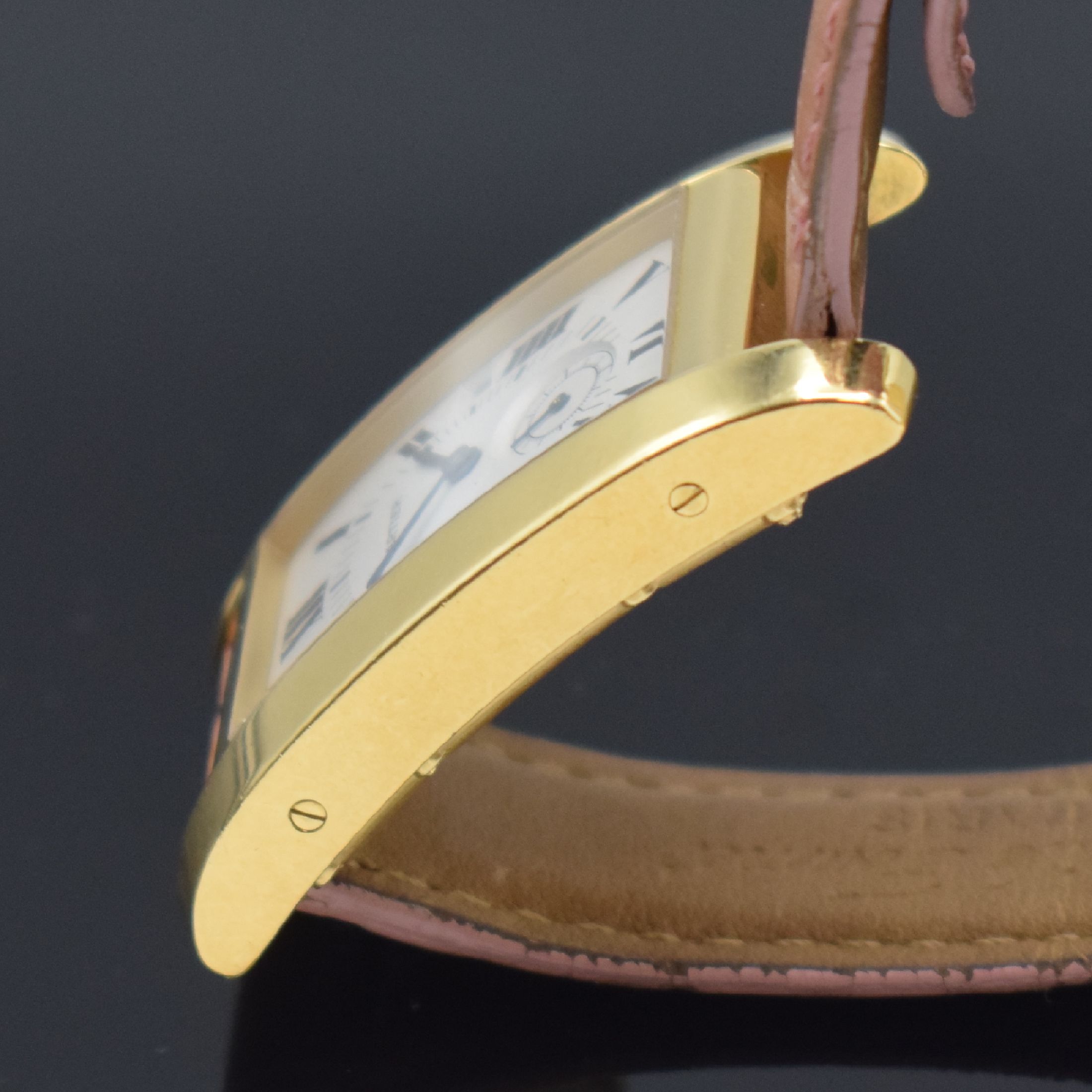 Detail e: CARTIER Tank Americaine Damenarmbanduhr in GG 750/000 Referenz 1716, Schweiz um 2000, quarz, 2-teil. Geh., Boden 8-fach verschr. (1 Schr. zu ers.), ...