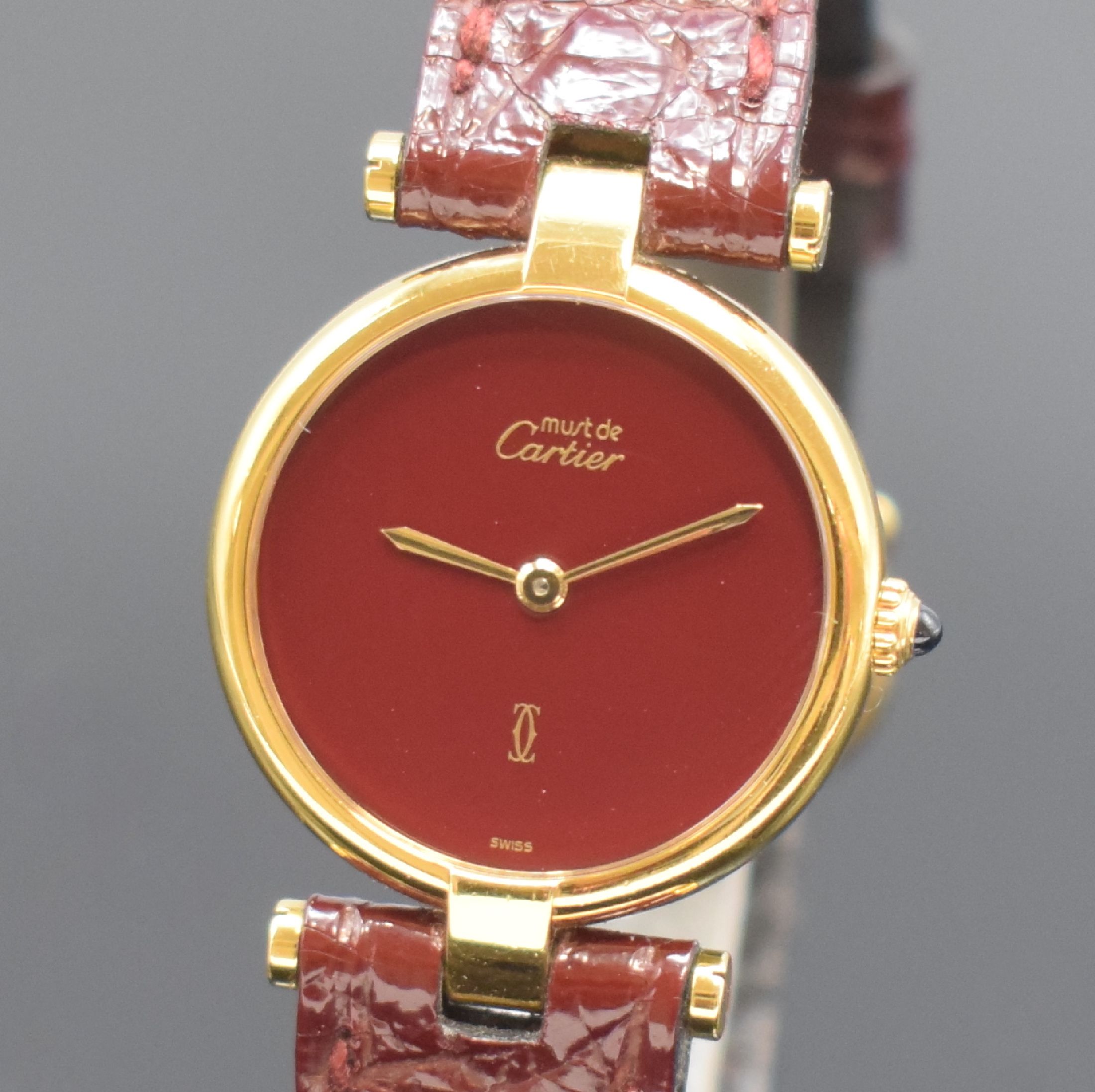 Detail a: CARTIER Vendome Damenarmbanduhr, Schweiz um 1990, quarz, 2-teil. Silbergeh. vergoldet, Boden 2-fach verschr., bordeaux-farb. Zifferbl. m. röm. ...