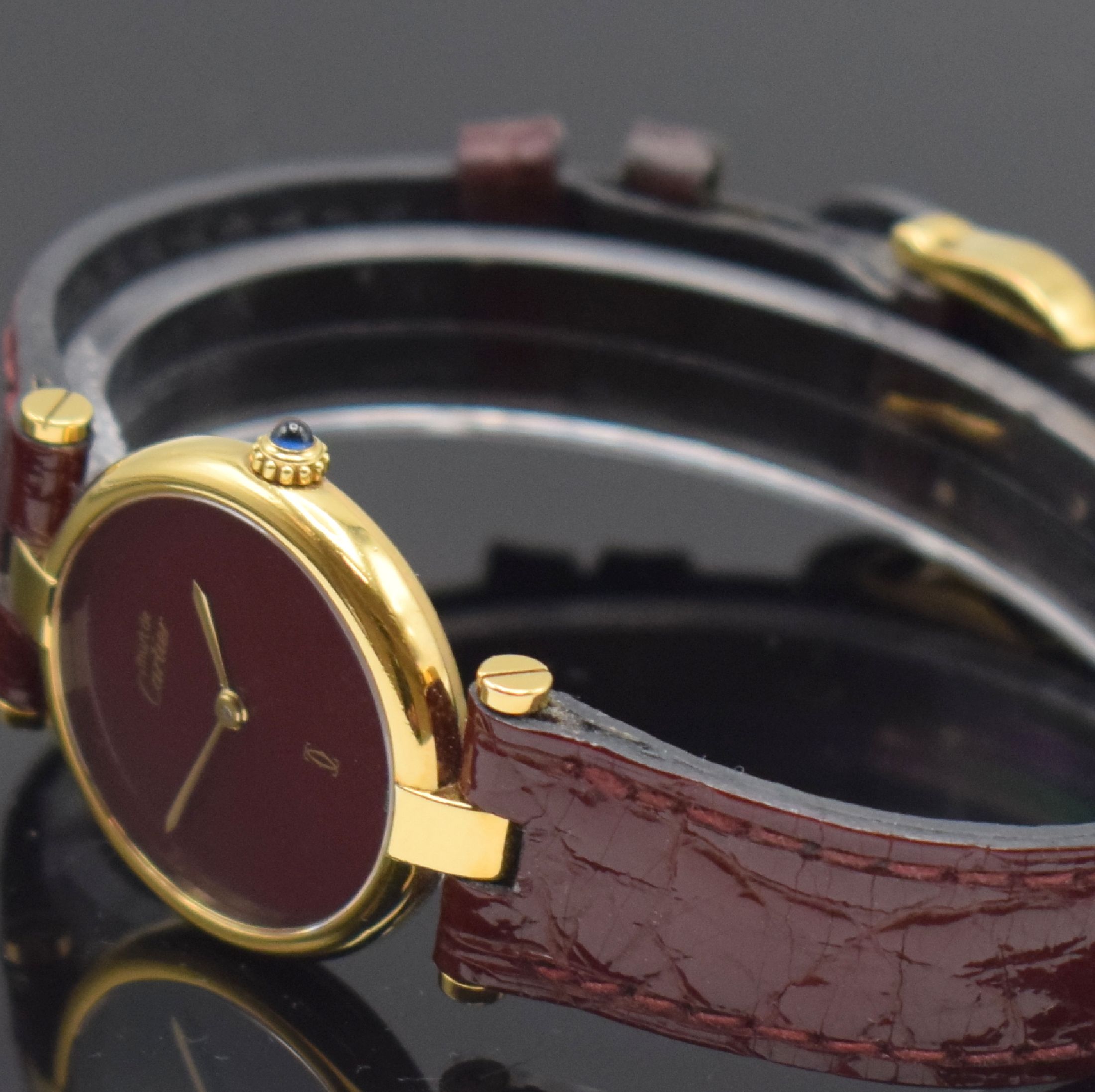 Detail b: CARTIER Vendome Damenarmbanduhr, Schweiz um 1990, quarz, 2-teil. Silbergeh. vergoldet, Boden 2-fach verschr., bordeaux-farb. Zifferbl. m. röm. ...