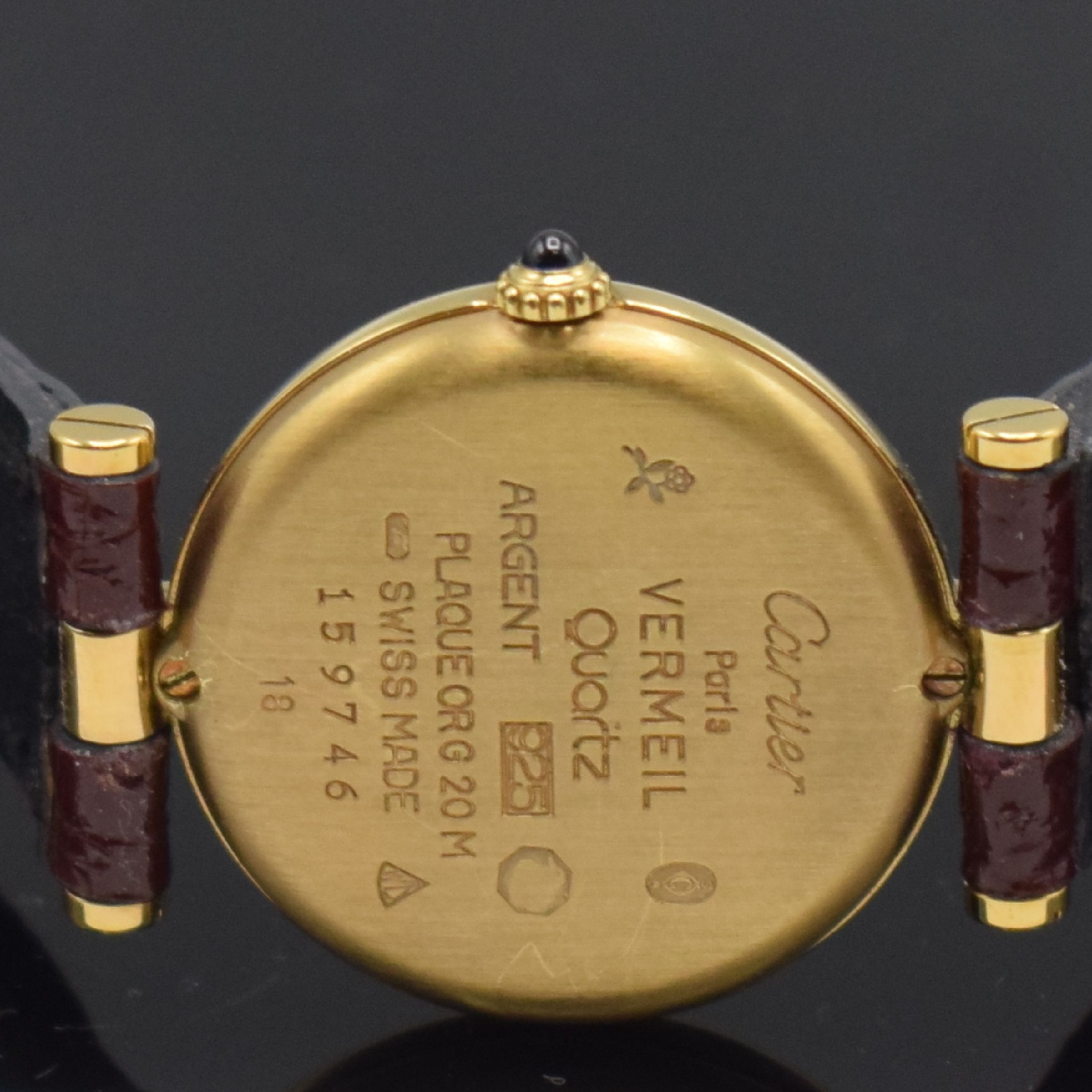 Detail c: CARTIER Vendome Damenarmbanduhr, Schweiz um 1990, quarz, 2-teil. Silbergeh. vergoldet, Boden 2-fach verschr., bordeaux-farb. Zifferbl. m. röm. ...