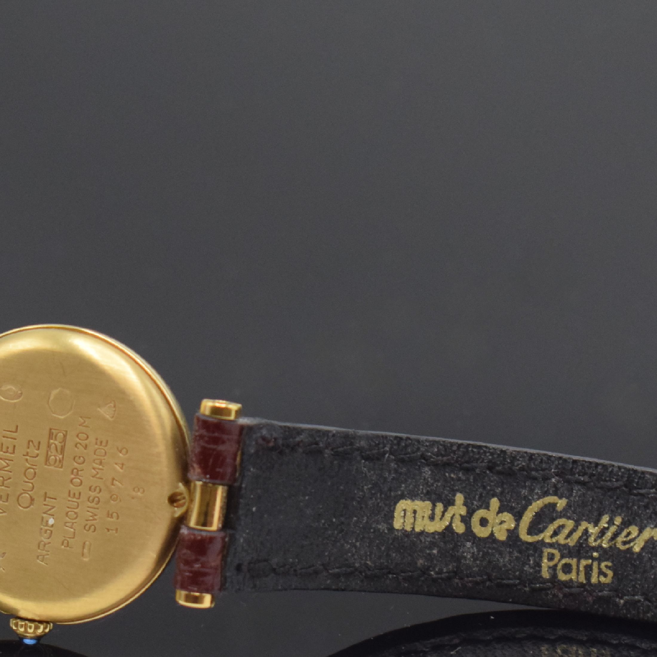 Detail d: CARTIER Vendome Damenarmbanduhr, Schweiz um 1990, quarz, 2-teil. Silbergeh. vergoldet, Boden 2-fach verschr., bordeaux-farb. Zifferbl. m. röm. ...