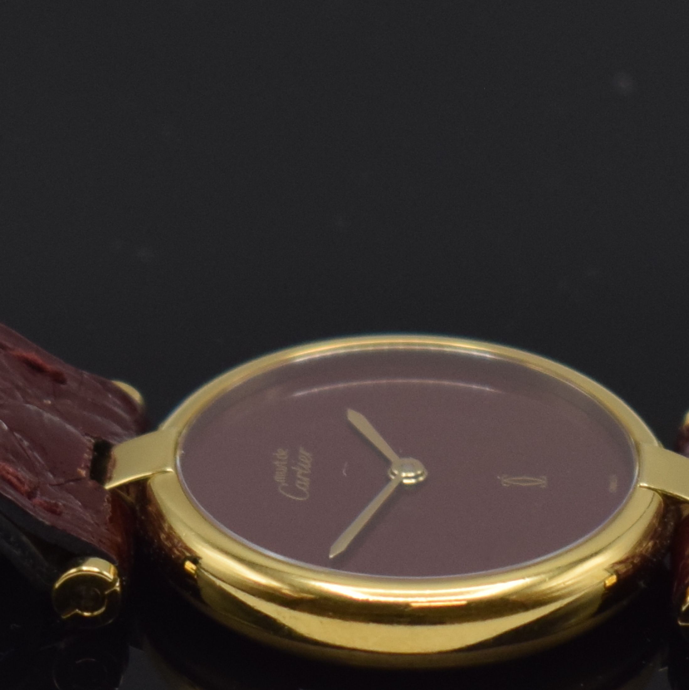 Detail e: CARTIER Vendome Damenarmbanduhr, Schweiz um 1990, quarz, 2-teil. Silbergeh. vergoldet, Boden 2-fach verschr., bordeaux-farb. Zifferbl. m. röm. ...