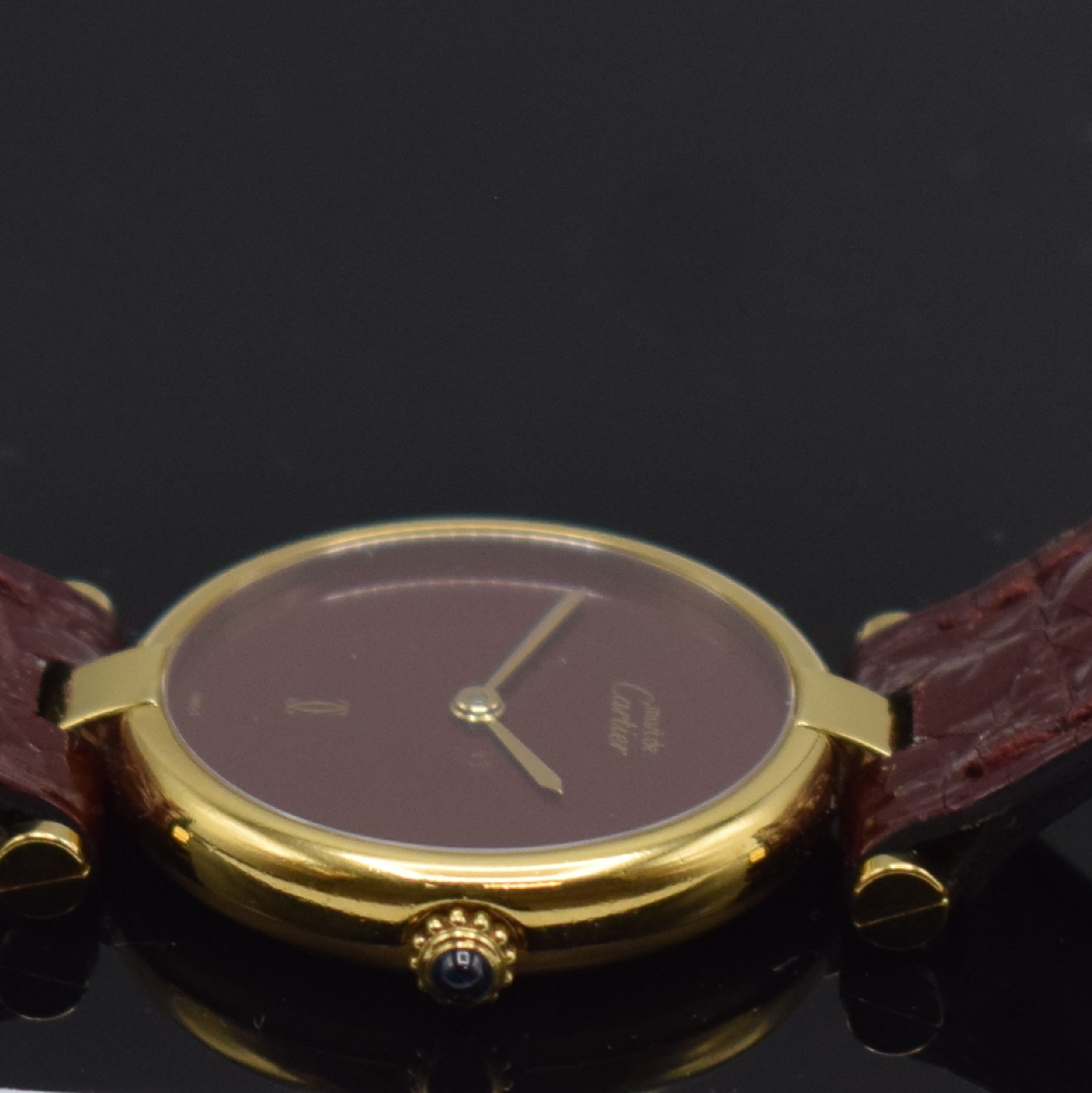 Detail f: CARTIER Vendome Damenarmbanduhr, Schweiz um 1990, quarz, 2-teil. Silbergeh. vergoldet, Boden 2-fach verschr., bordeaux-farb. Zifferbl. m. röm. ...