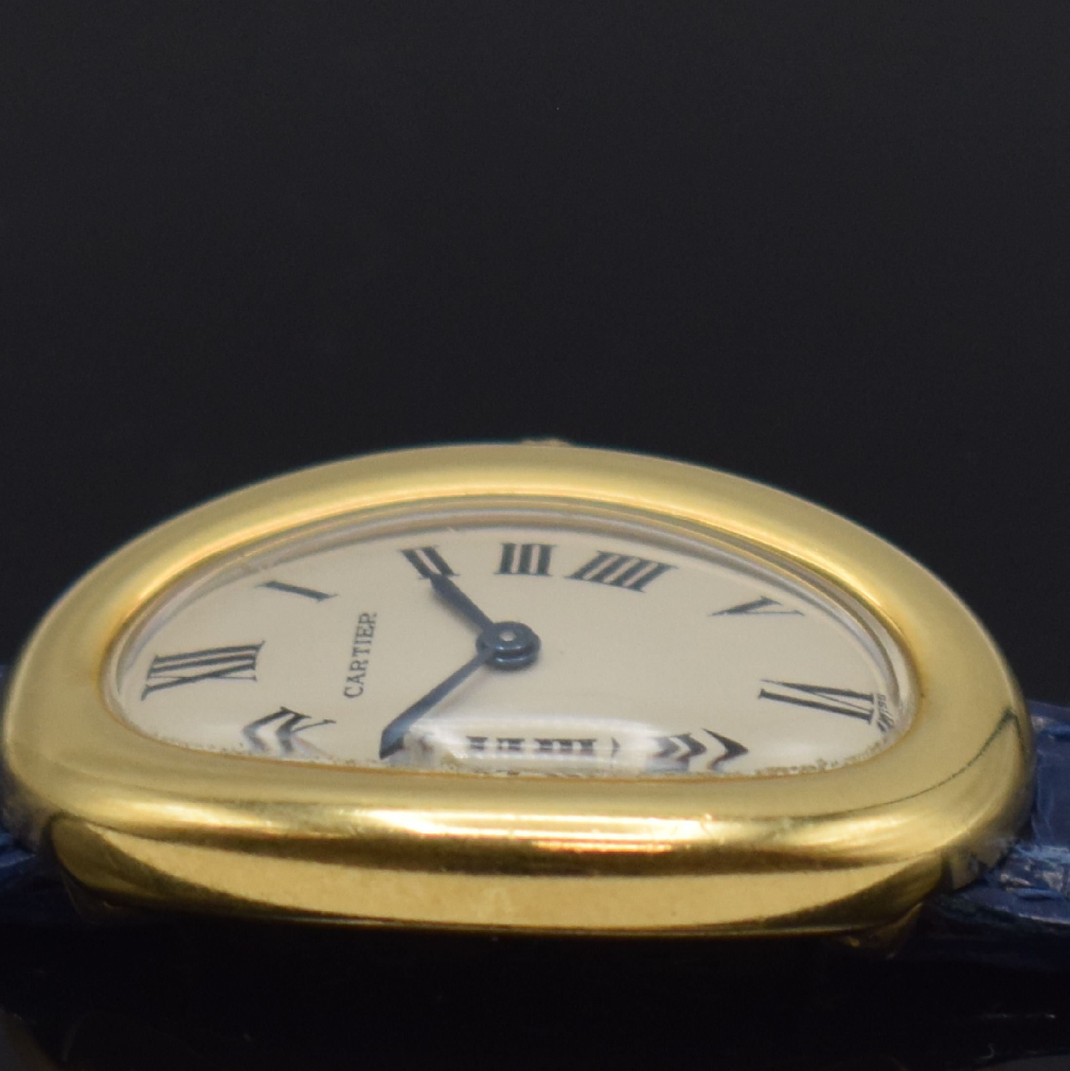 Detail d: CARTIER Paris Damenarmbanduhr Serie Baignoire in GG 750/000, Schweiz um 1990, quarz, Boden 4-fach verschr., vers. Zifferbl. m. röm. Std., gebl. ...