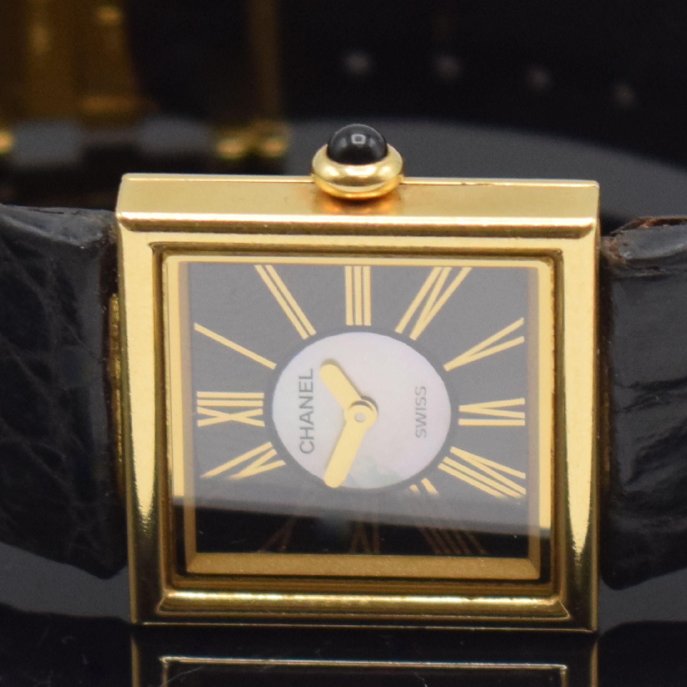 Detail a: CHANEL Mademoiselle Damenarmbanduhr in GG 750/000, Schweiz/Frankreich um 1990, quarz, 2-teil. Gehäuse, Boden aufgedr., schwarzes Zifferbl. im ...