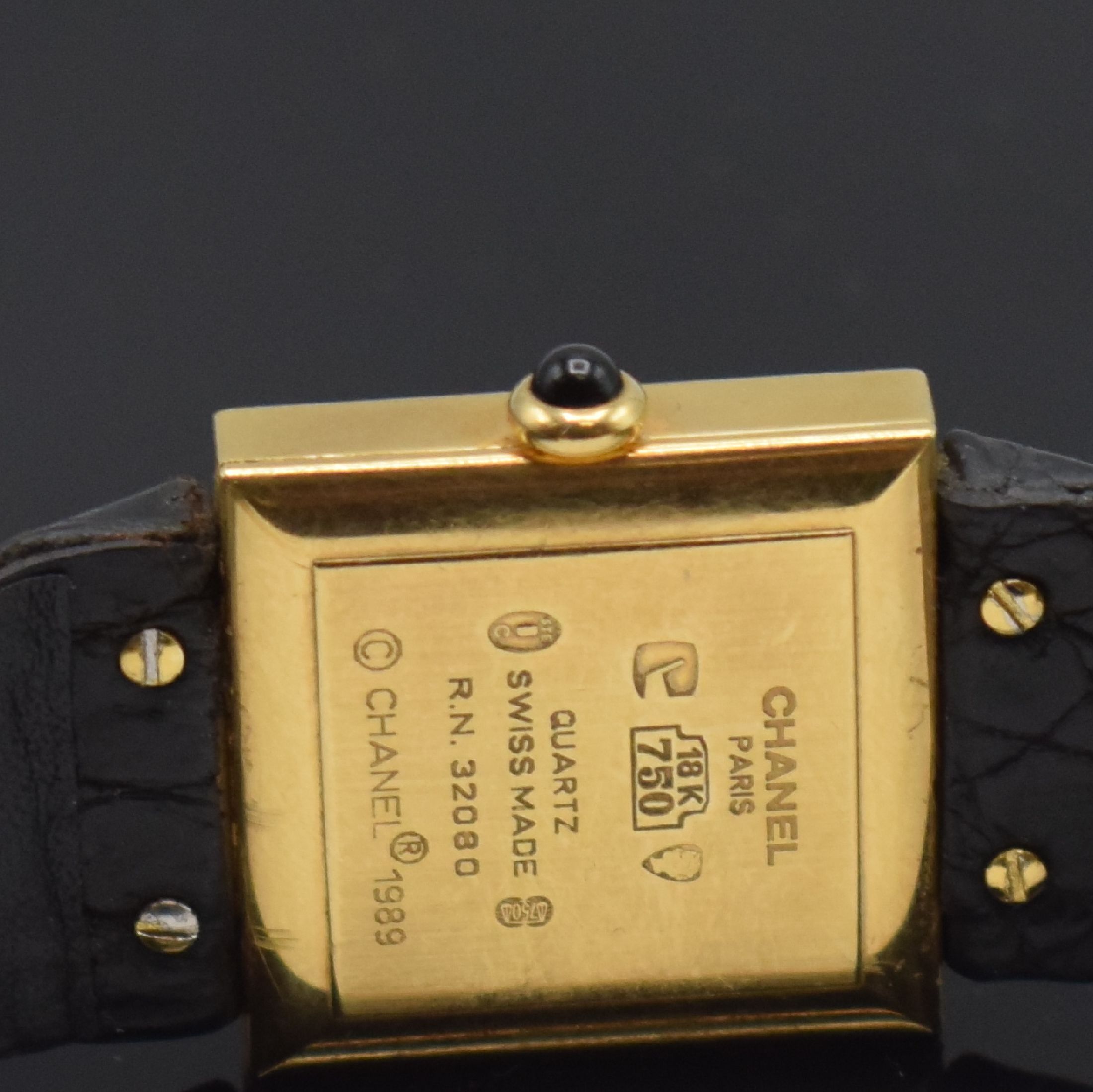 Detail b: CHANEL Mademoiselle Damenarmbanduhr in GG 750/000, Schweiz/Frankreich um 1990, quarz, 2-teil. Gehäuse, Boden aufgedr., schwarzes Zifferbl. im ...