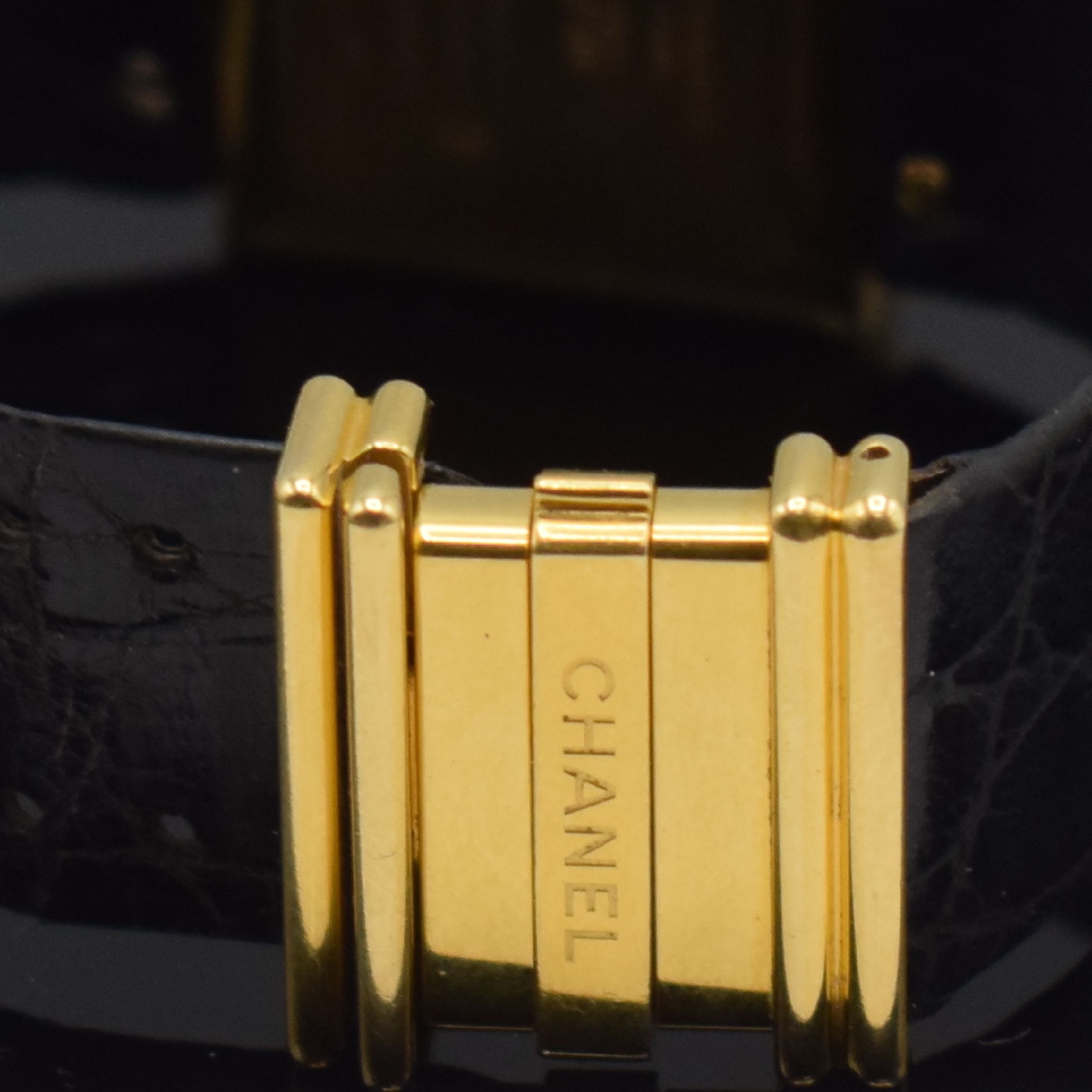 Detail c: CHANEL Mademoiselle Damenarmbanduhr in GG 750/000, Schweiz/Frankreich um 1990, quarz, 2-teil. Gehäuse, Boden aufgedr., schwarzes Zifferbl. im ...