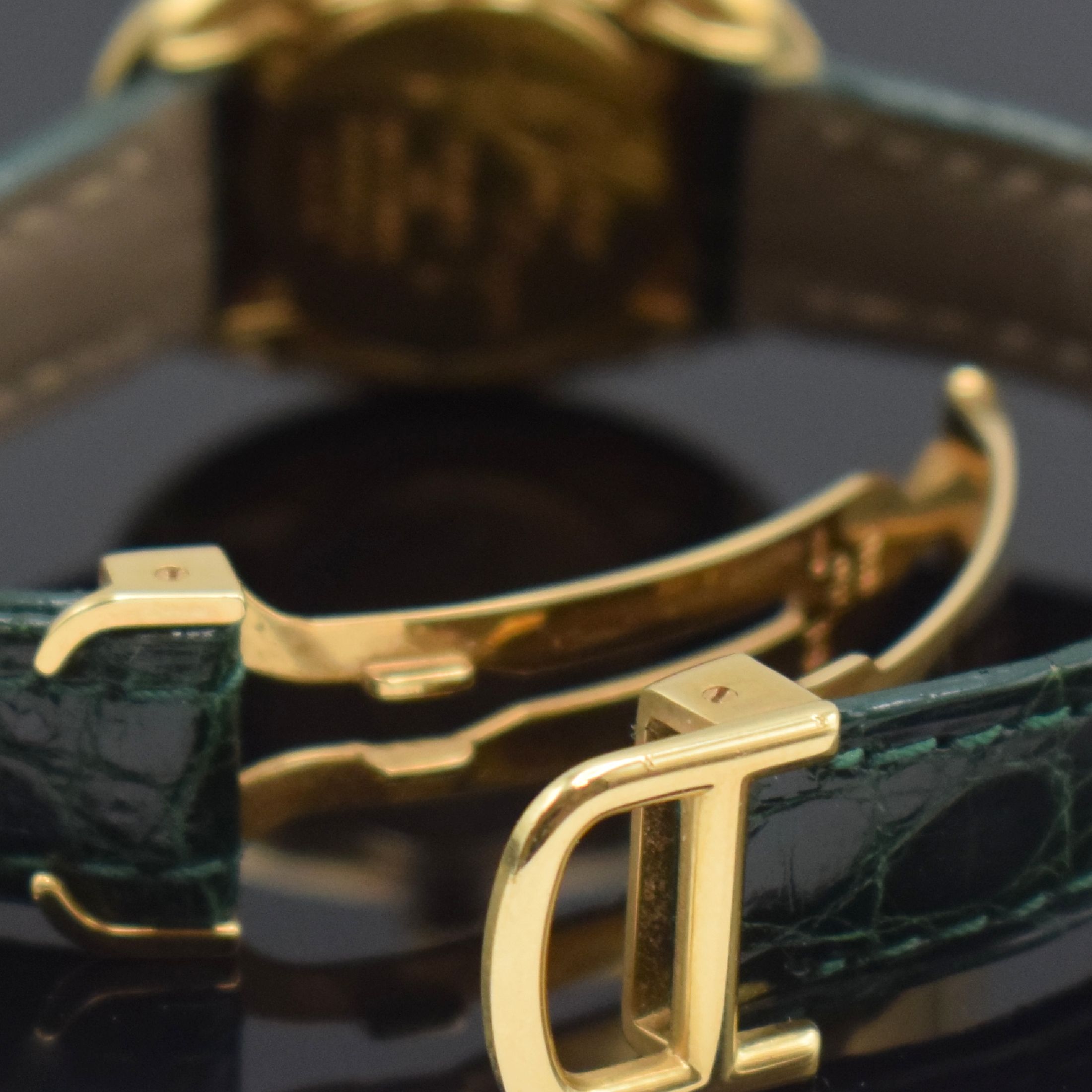 Detail d: CARTIER Paris Damenarmbanduhr Serie Baignoire in GG 750/000 Referenz 3171, Schweiz um 1990, quarz, Boden m. Widmungsgravur 4-fach verschr., orig. ...