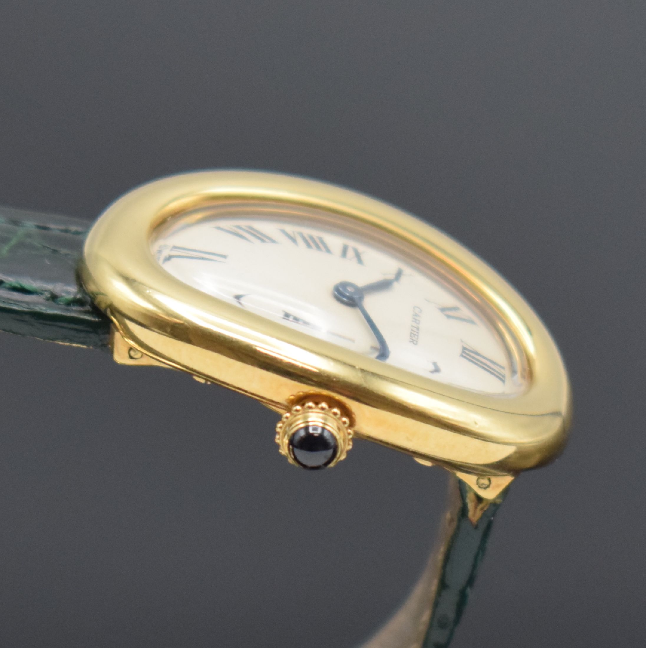 Detail e: CARTIER Paris Damenarmbanduhr Serie Baignoire in GG 750/000 Referenz 3171, Schweiz um 1990, quarz, Boden m. Widmungsgravur 4-fach verschr., orig. ...
