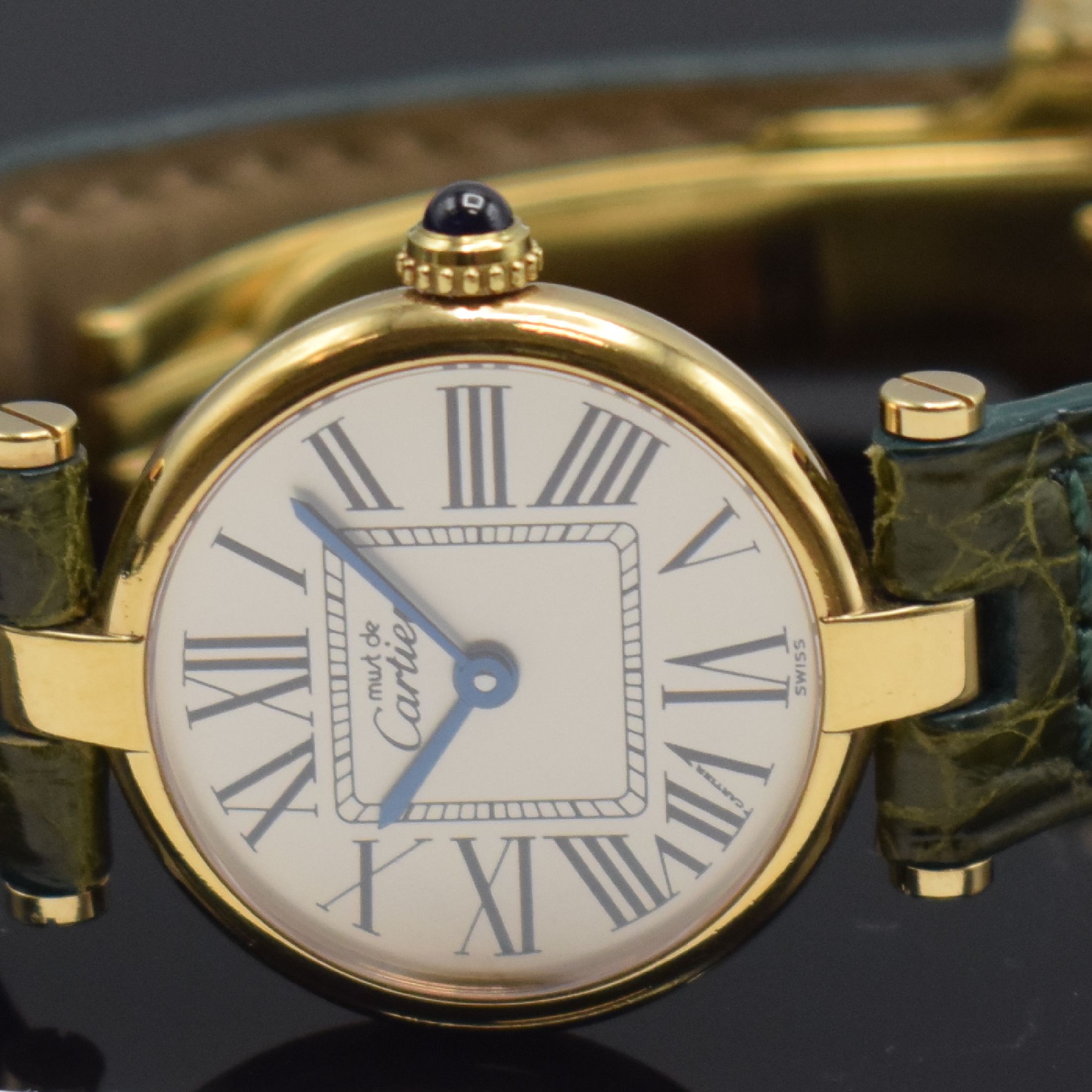 Detail b: CARTIER Vendome Damenarmbanduhr Referenz 590004, Schweiz um 1990, quarz, verg. Silbergeh., Boden verschr., orig. Lederband m. orig. Faltschl., silb. ...