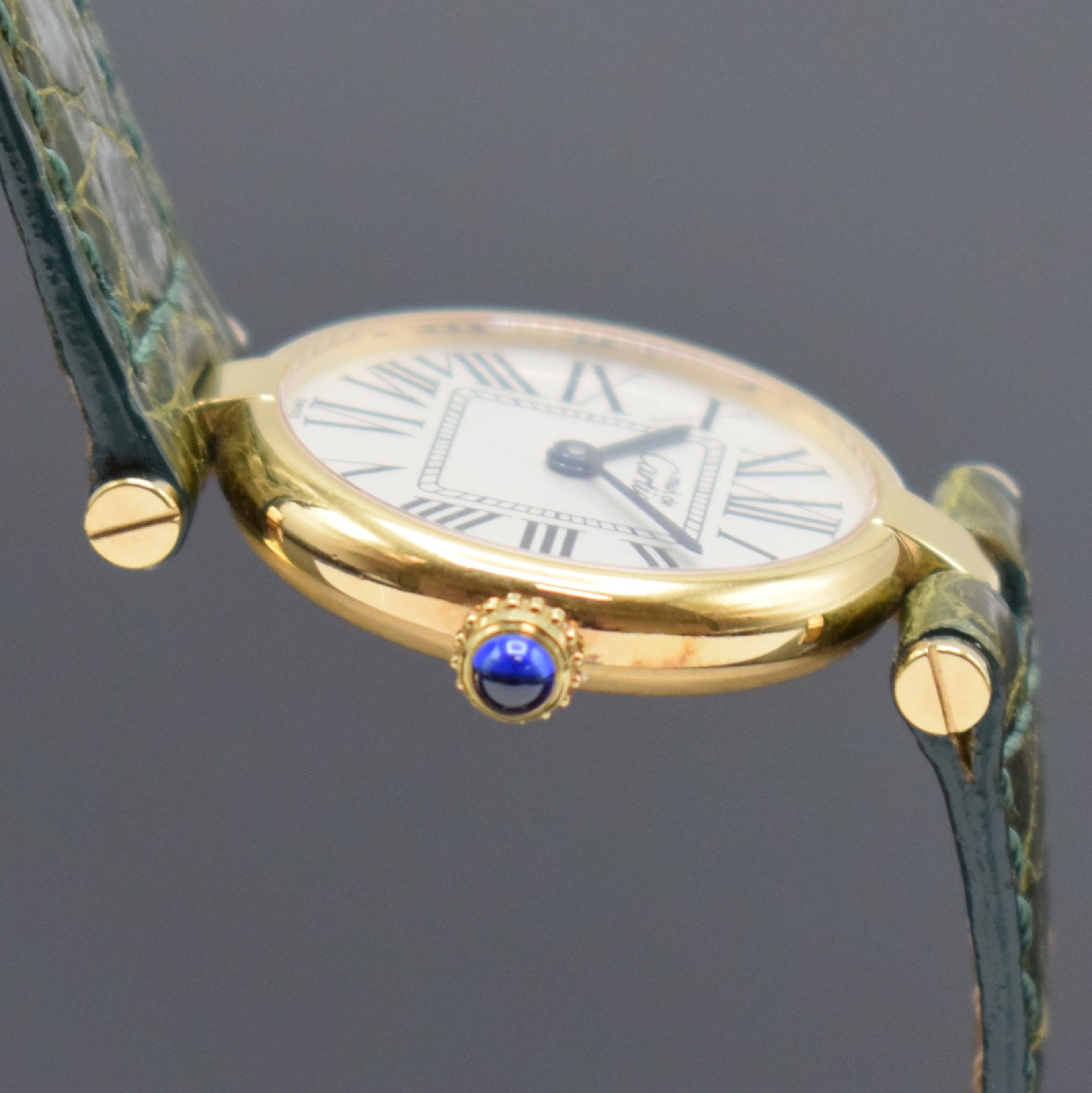 Detail e: CARTIER Vendome Damenarmbanduhr Referenz 590004, Schweiz um 1990, quarz, verg. Silbergeh., Boden verschr., orig. Lederband m. orig. Faltschl., silb. ...