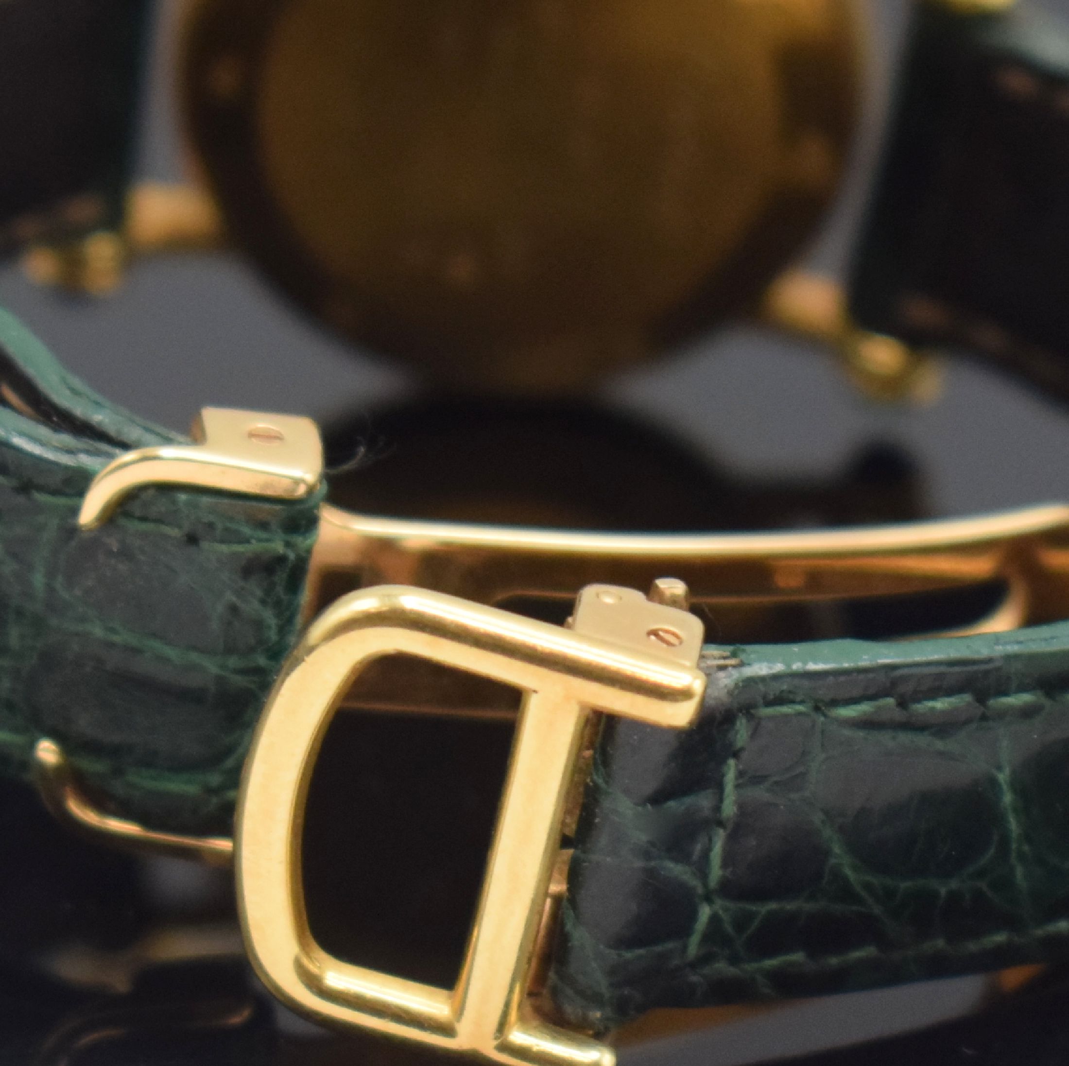 Detail d: CARTIER Diabolo Damenarmbanduhr in GG 750/000 Referenz 1440 0, Schweiz um 2000, quarz, Boden 6-fach verschr., Lederband zu ers., orig. GG 750/000 ...