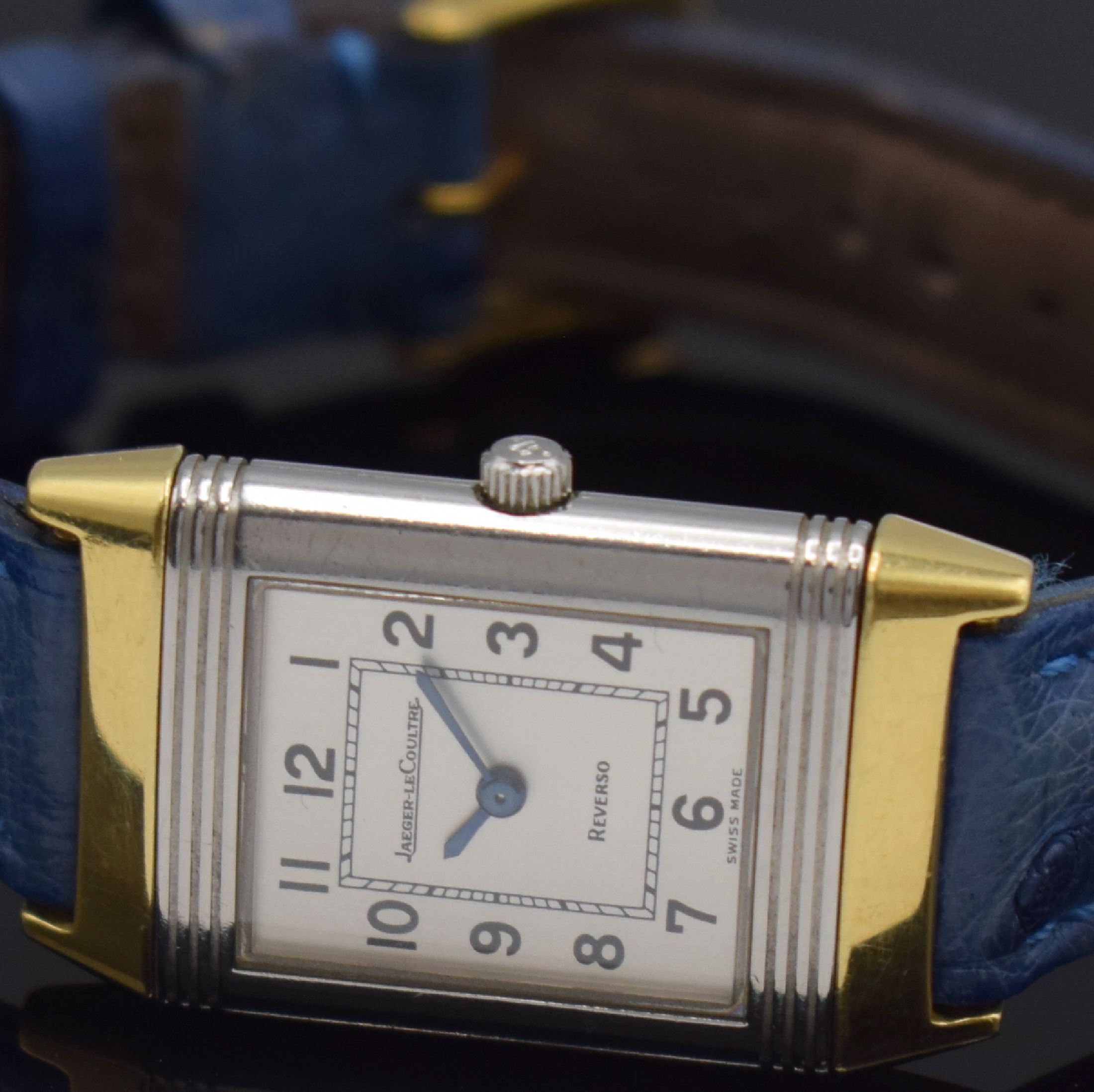 Detail b: Jaeger-LeCoultre Reverso Damenarmbanduhr in Edelstahl und Gold Referenz 261.5.08, Schweiz um 2000, quarz, drehbares Wendegehäuse, silb. ...