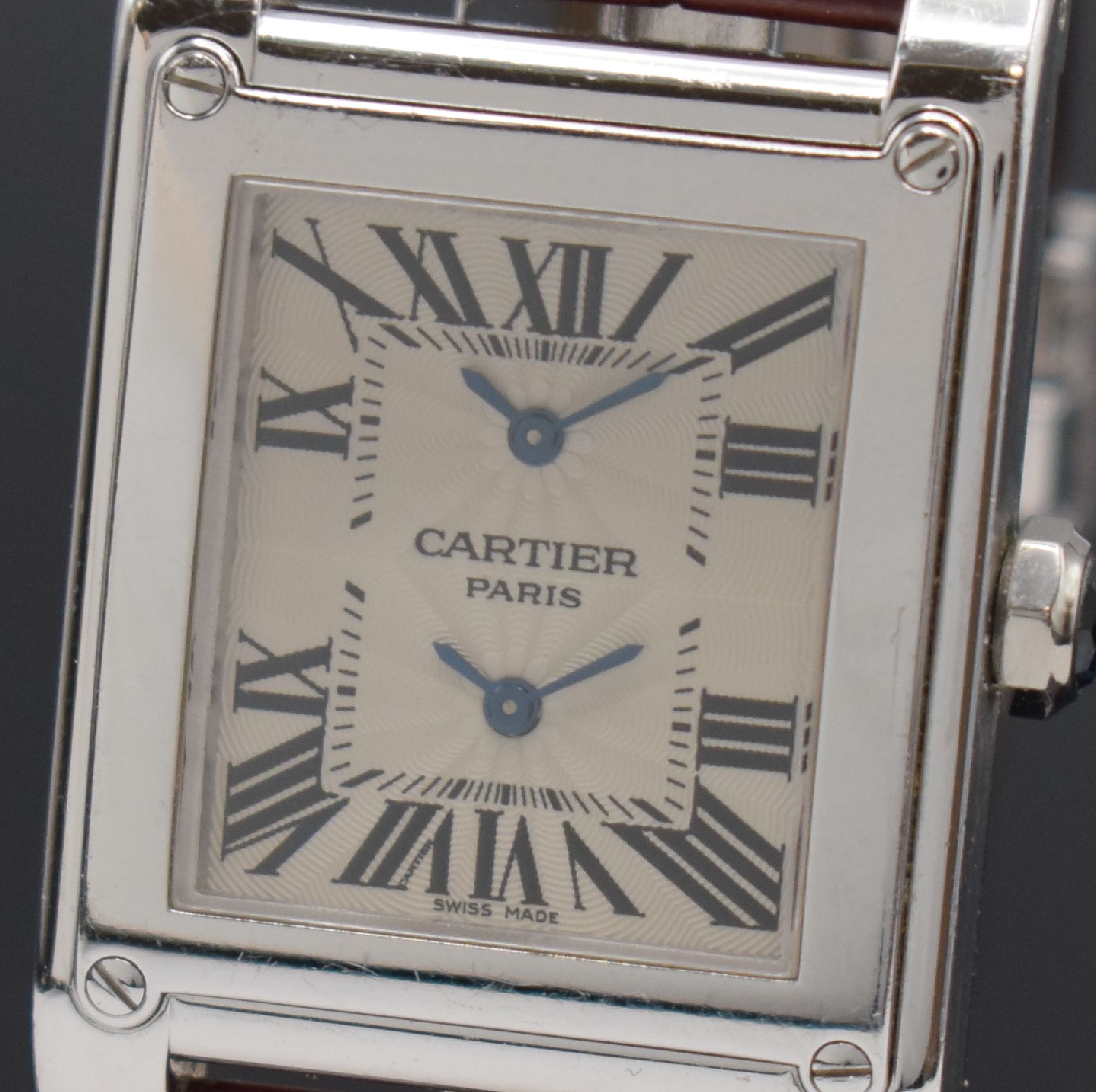 Detail b: CARTIER Tank á Vis Herrenarmbanduhr mit 2 Zeitzonen aus der Collection Priveé Cartier Paris Referenz W1534351 in WG 750/000, Schweiz um 2005, ...