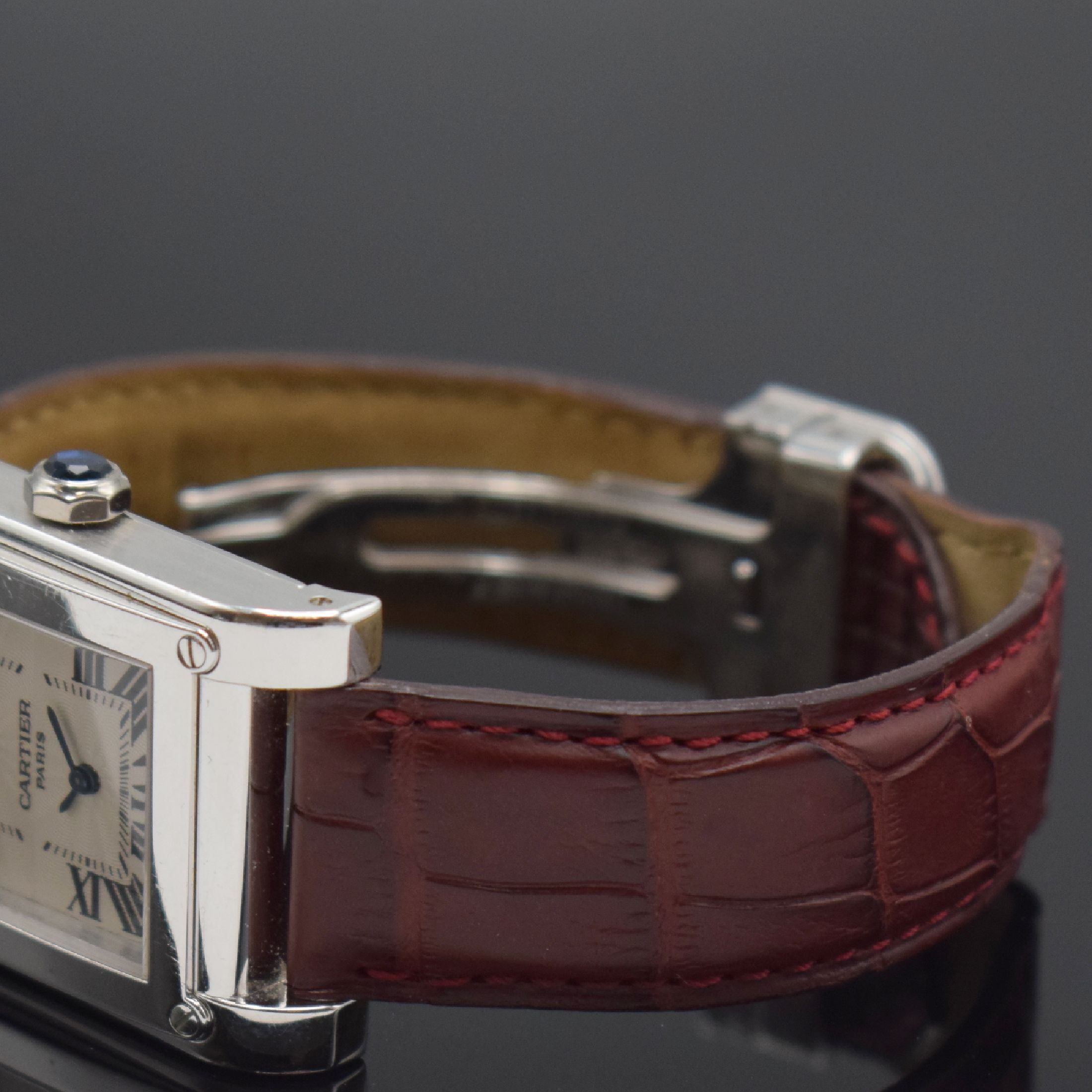Detail d: CARTIER Tank á Vis Herrenarmbanduhr mit 2 Zeitzonen aus der Collection Priveé Cartier Paris Referenz W1534351 in WG 750/000, Schweiz um 2005, ...