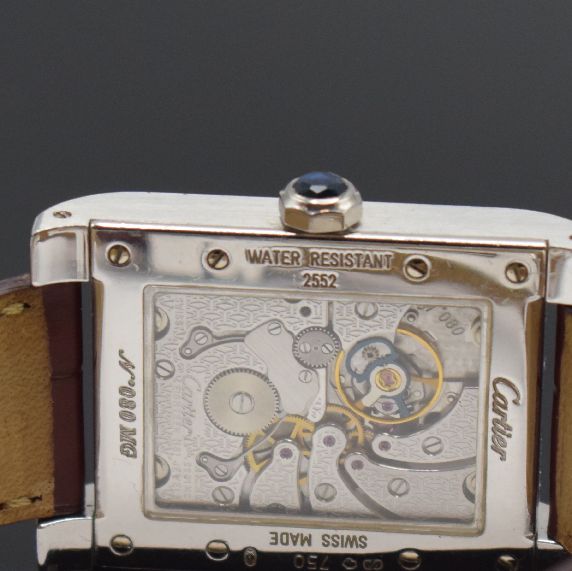 Detail e: CARTIER Tank á Vis Herrenarmbanduhr mit 2 Zeitzonen aus der Collection Priveé Cartier Paris Referenz W1534351 in WG 750/000, Schweiz um 2005, ...