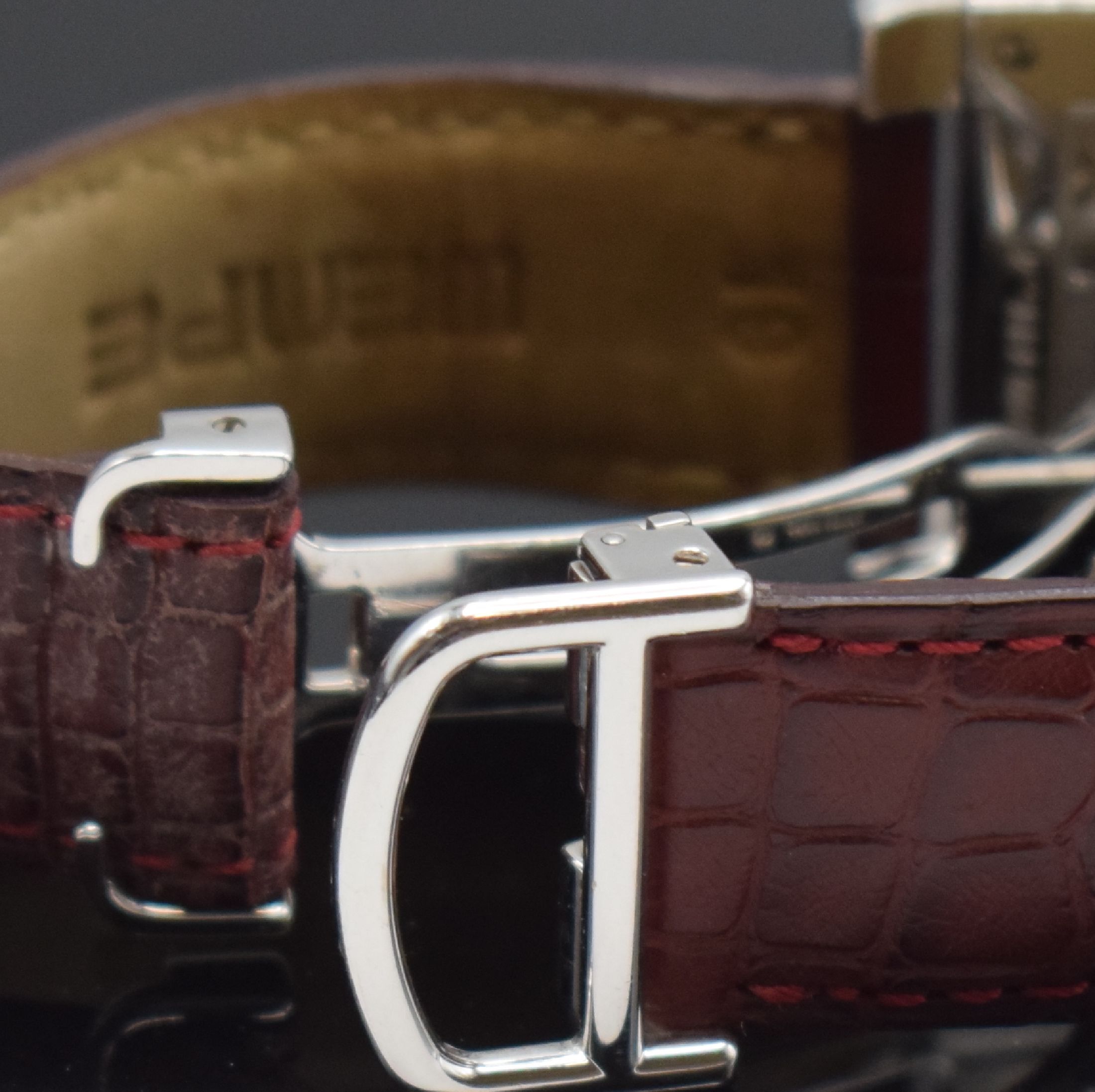 Detail g: CARTIER Tank á Vis Herrenarmbanduhr mit 2 Zeitzonen aus der Collection Priveé Cartier Paris Referenz W1534351 in WG 750/000, Schweiz um 2005, ...