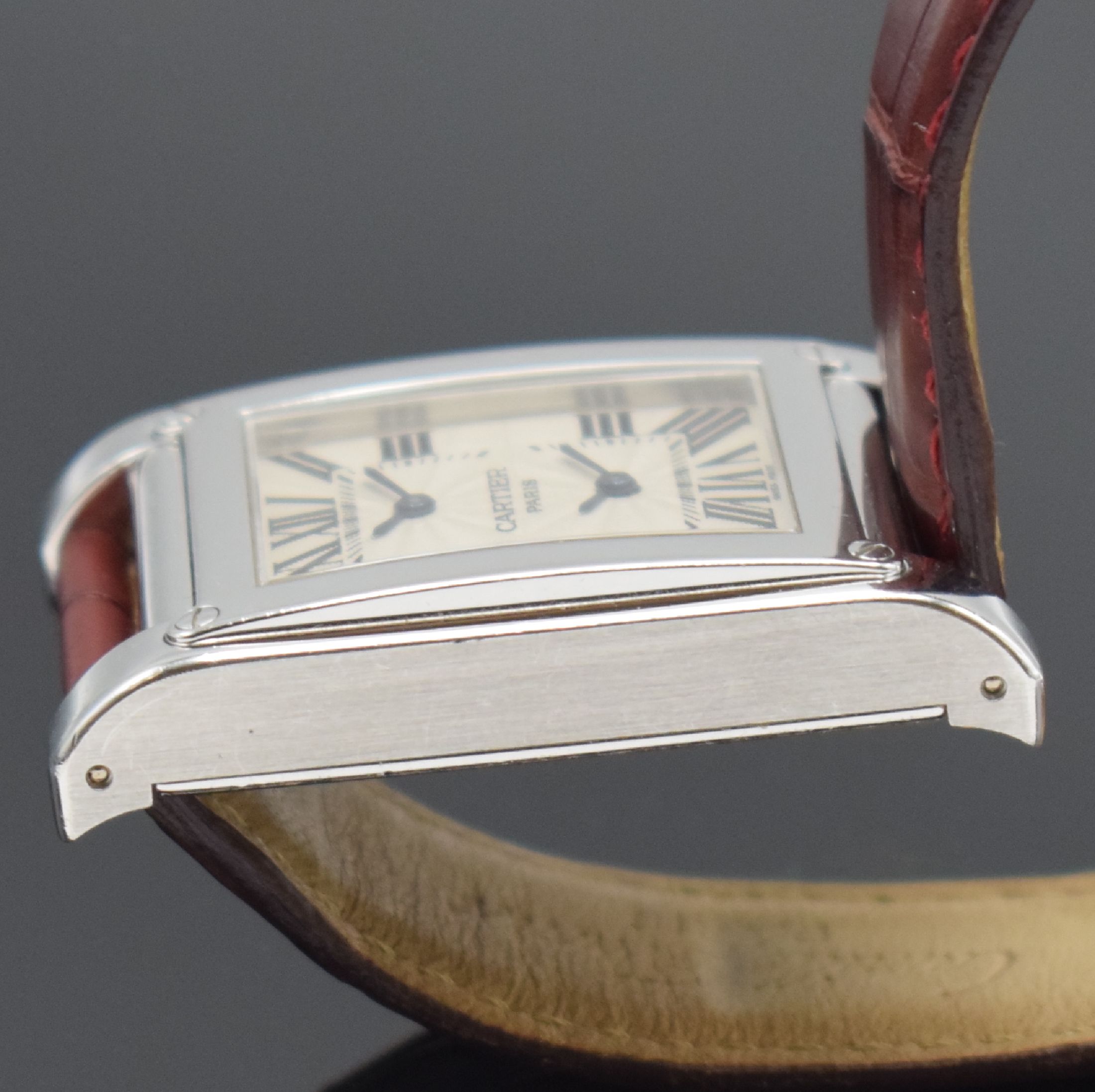 Detail i: CARTIER Tank á Vis Herrenarmbanduhr mit 2 Zeitzonen aus der Collection Priveé Cartier Paris Referenz W1534351 in WG 750/000, Schweiz um 2005, ...