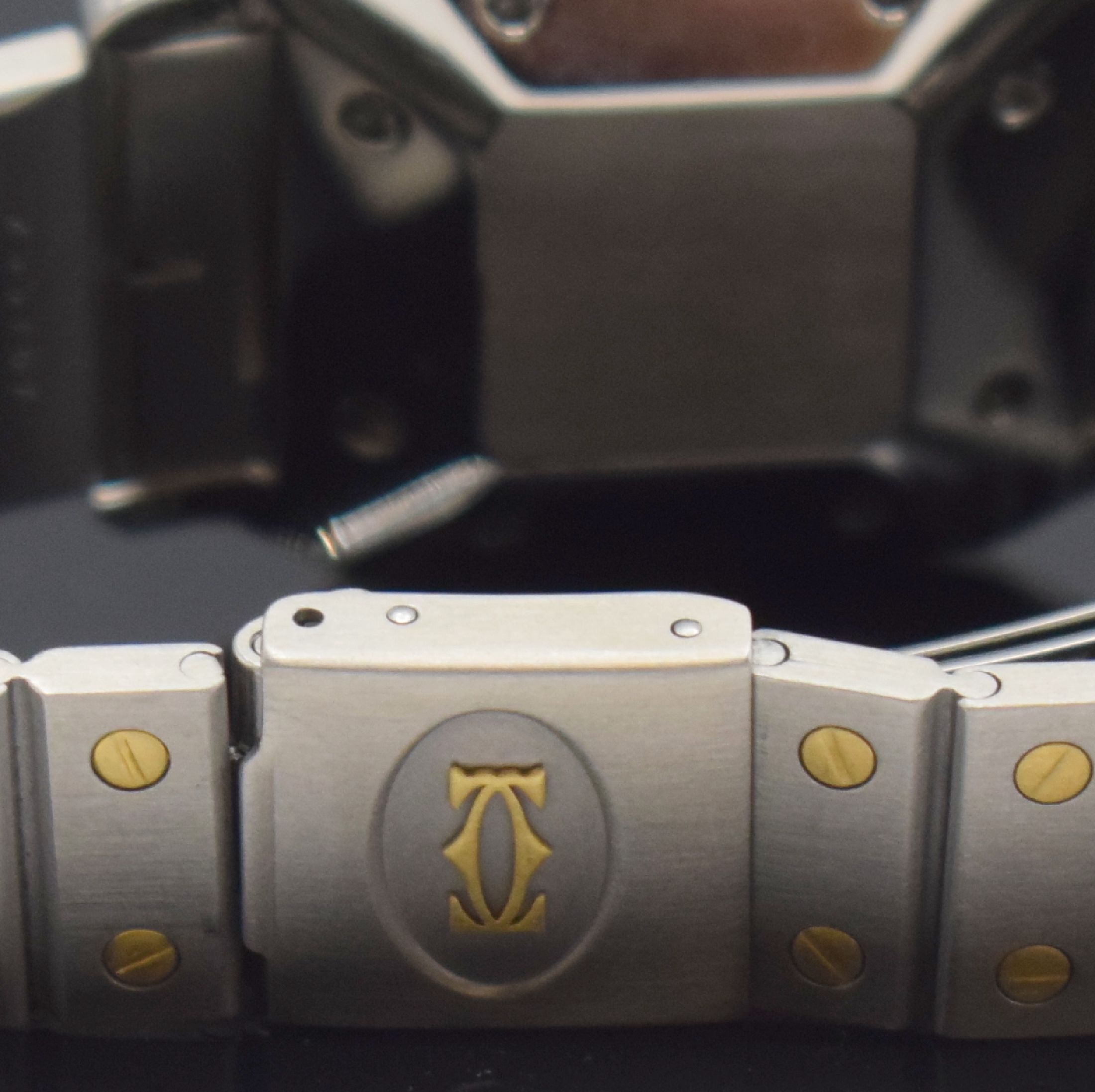 Detail d: CARTIER Santos Herrenarmbanduhr, Schweiz um 1985, Automatik, Edelstahl/Gold kombiniert inkl. Gliederband m. Faltschl., Monocoque- Geh., Lünette ...