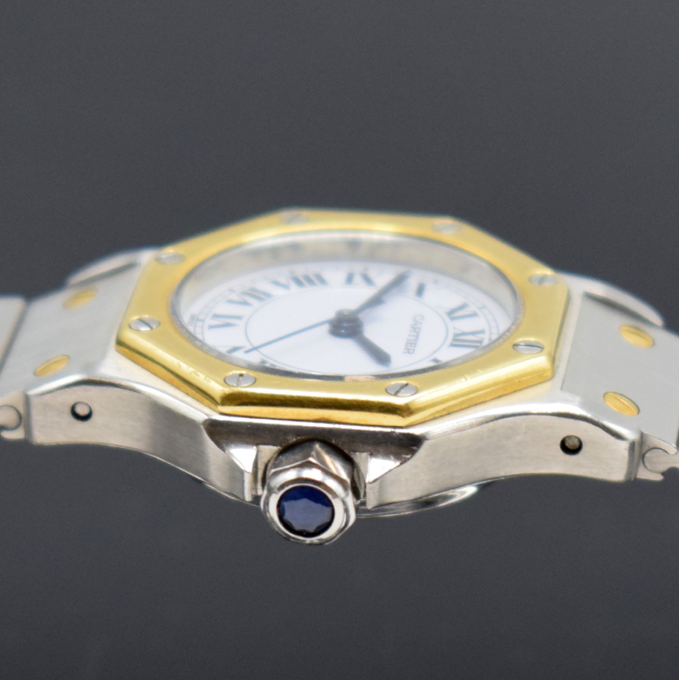 Detail d: CARTIER Santos Damenarmbanduhr, Schweiz um 1985, Automatik, Edelstahl/Gold kombiniert inkl. Gliederband m. Faltschl., Monocoque- Geh., Lünette ...