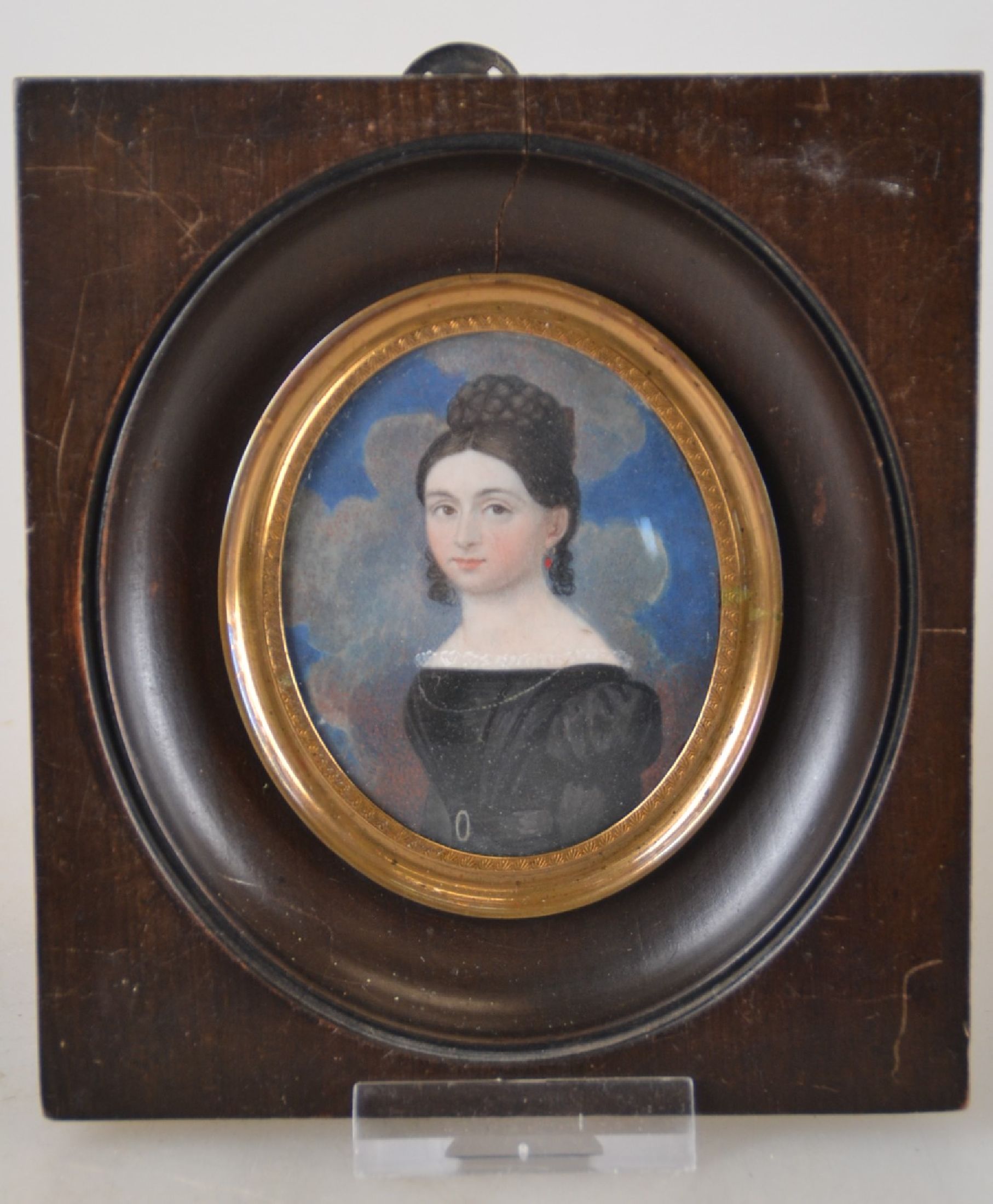 Detail c: Zwei Biedermeierminiaturen, um 1820/30, a. junge Frau im schwarzem Kleid vor einem blauen Wolkenhimmel, oval, Gouachemalerei auf Papier, H. 6.5 cm, ...