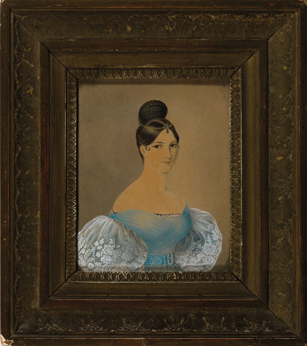 Detail k: Zwei Biedermeierminiaturen, um 1820/30, a. junge Frau im schwarzem Kleid vor einem blauen Wolkenhimmel, oval, Gouachemalerei auf Papier, H. 6.5 cm, ...
