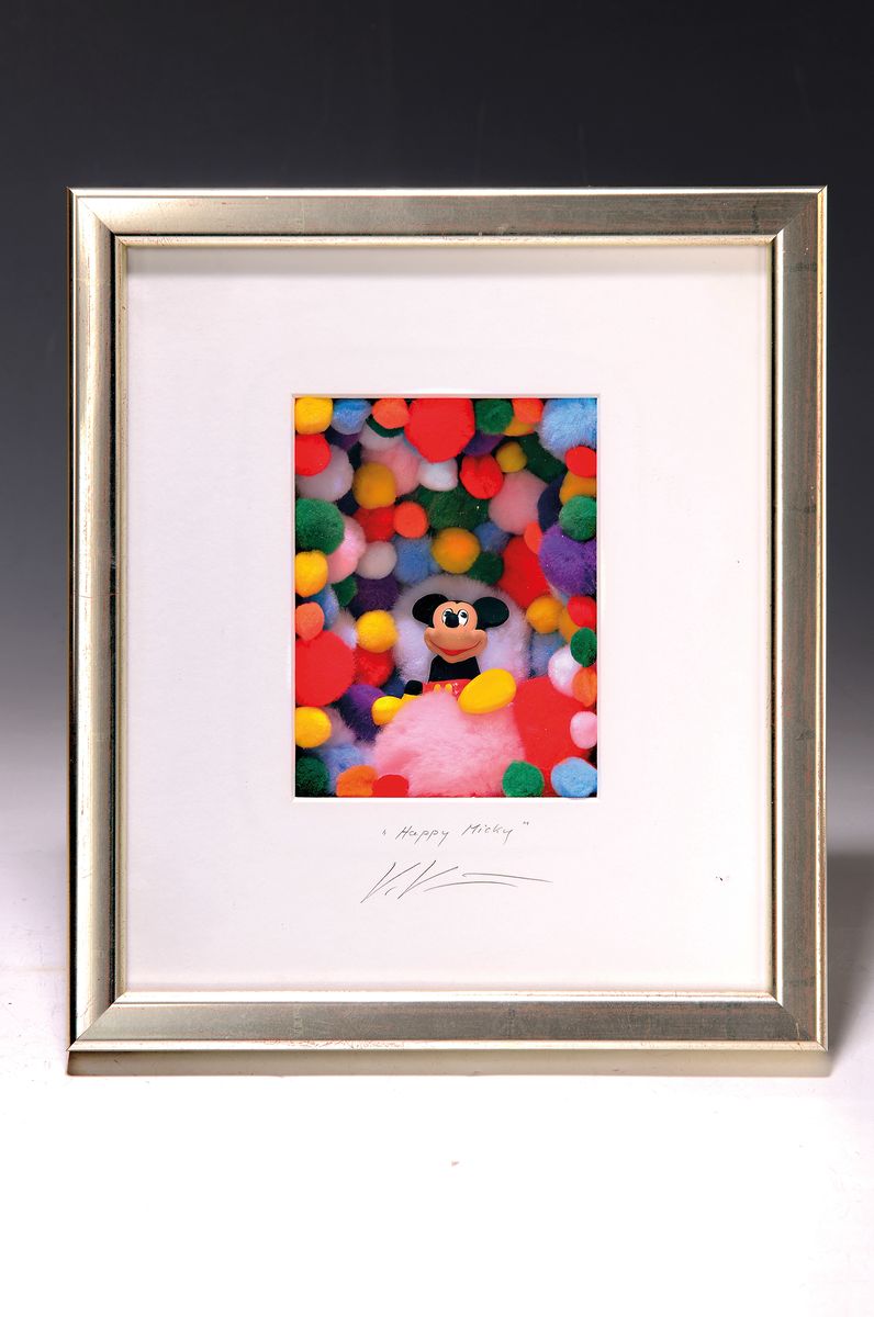 Detail k: Volker Kühn, geb. 1948, Objektkasten mit 3 D-Objekt, "Happy Mickey", betitelt und handsigniert, ca. 28.5 x 25 cm Gesamt, Ausschnitt: 13.5 ...