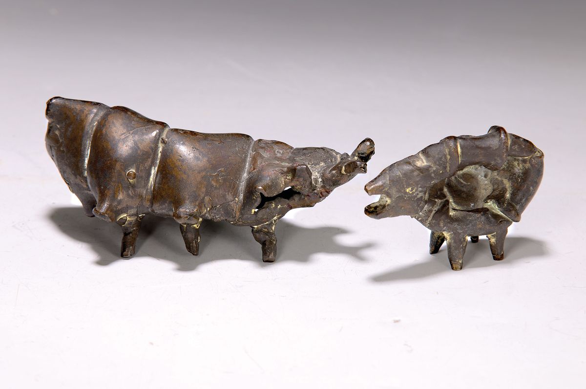 Liesel Metten, 1938 Recklinghausen, lebt und arbeitet als Bildhauerin in Nieder-Olm, Bronze, zwei Tierchen, Raupe und Fantasietierchen ?, einmal ...