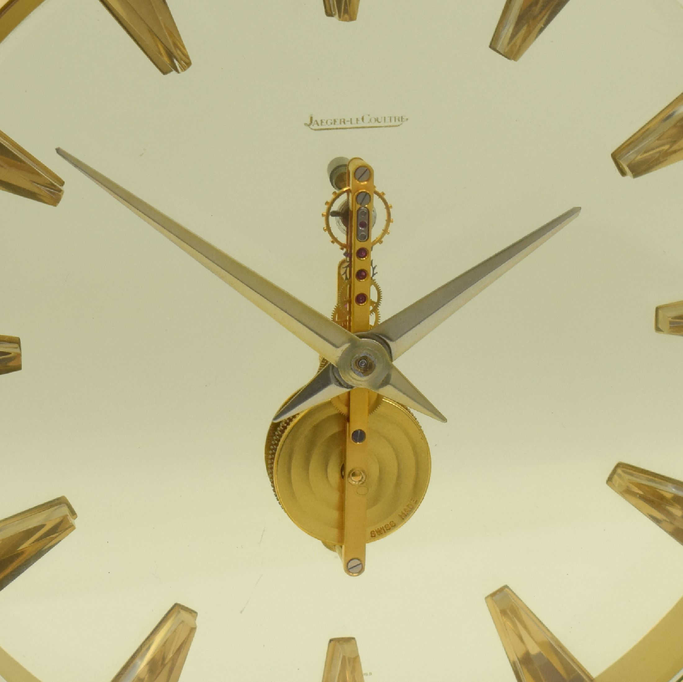 Detail a: Jaeger-LeCoultre Tischuhr mit 8 Tage-Stabwerk Referenz 398, Schweiz 1960er Jahre, verg. Geh., keilförm. Ind., Dauphinezeiger später, auf ...