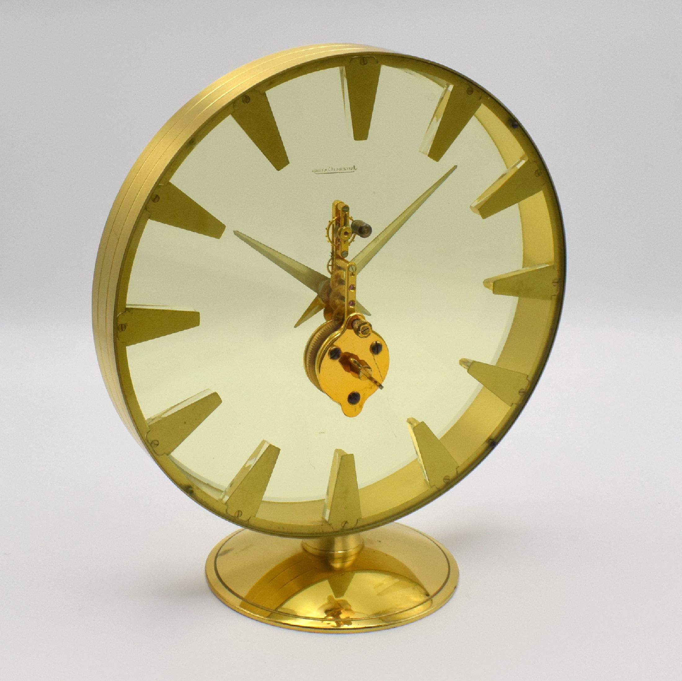 Detail c: Jaeger-LeCoultre Tischuhr mit 8 Tage-Stabwerk Referenz 398, Schweiz 1960er Jahre, verg. Geh., keilförm. Ind., Dauphinezeiger später, auf ...