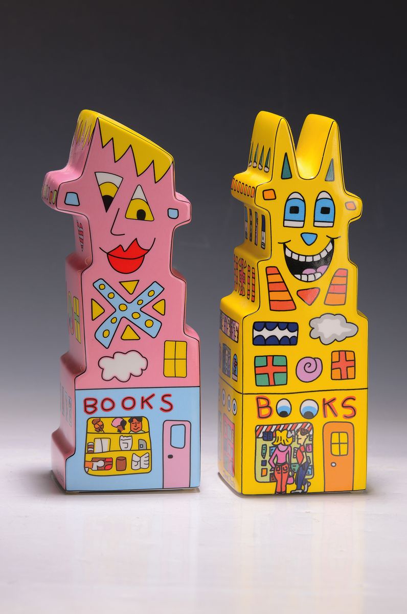 James Rizzi für Goebel, Porzellan Objekt, 2 Buchstützen, bodenseitig mit Firmenstempel "Goebel Artis Orbis-James Rizzi", H. je ca. 23 cm