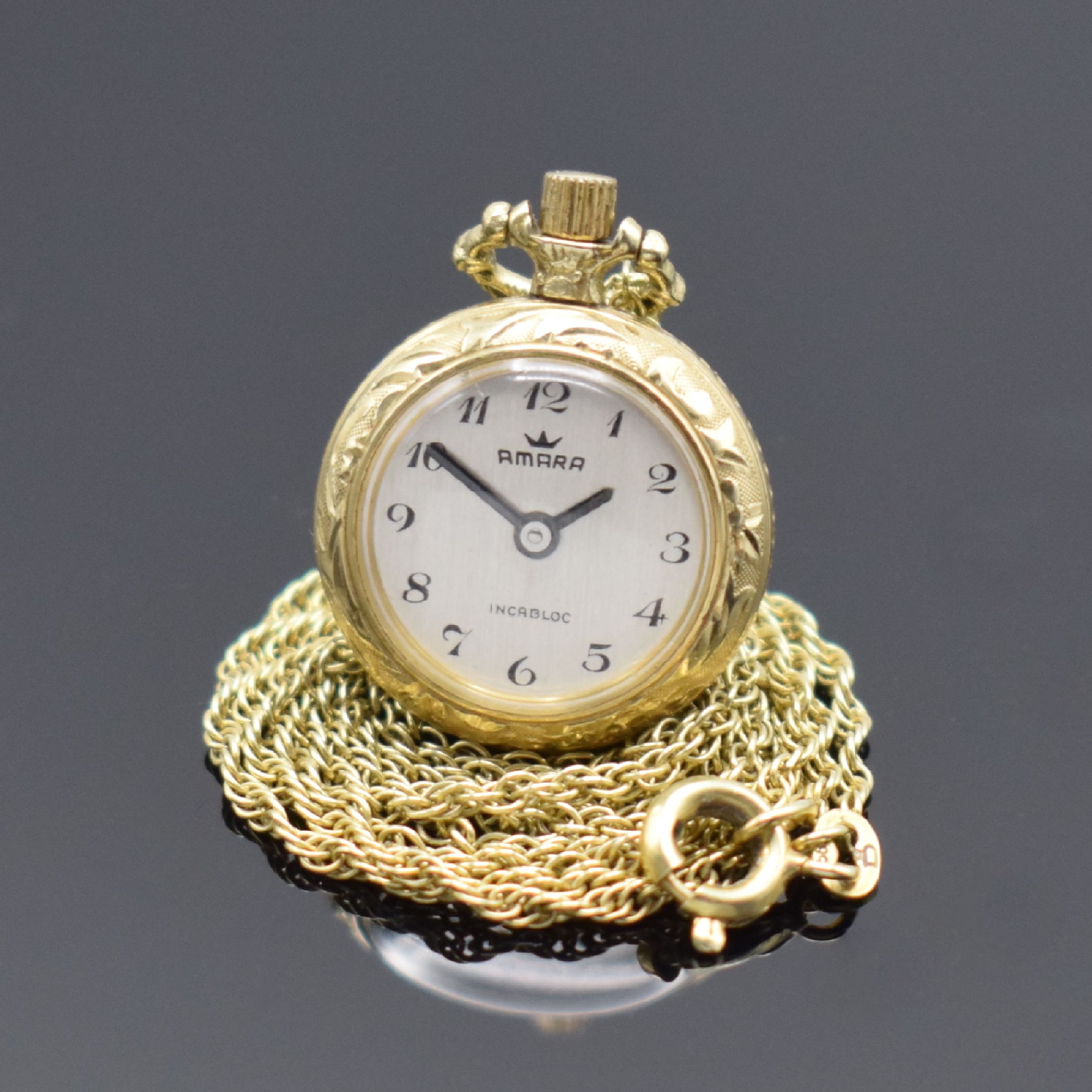 AMARA kleine Damen-Anhängeuhr in GG 585/000 an GG 585/000 Kette, Schweiz um 1960, Geh. und gedr. Rückdeckel floral grav., silb. Zifferbl. m. arab. ...