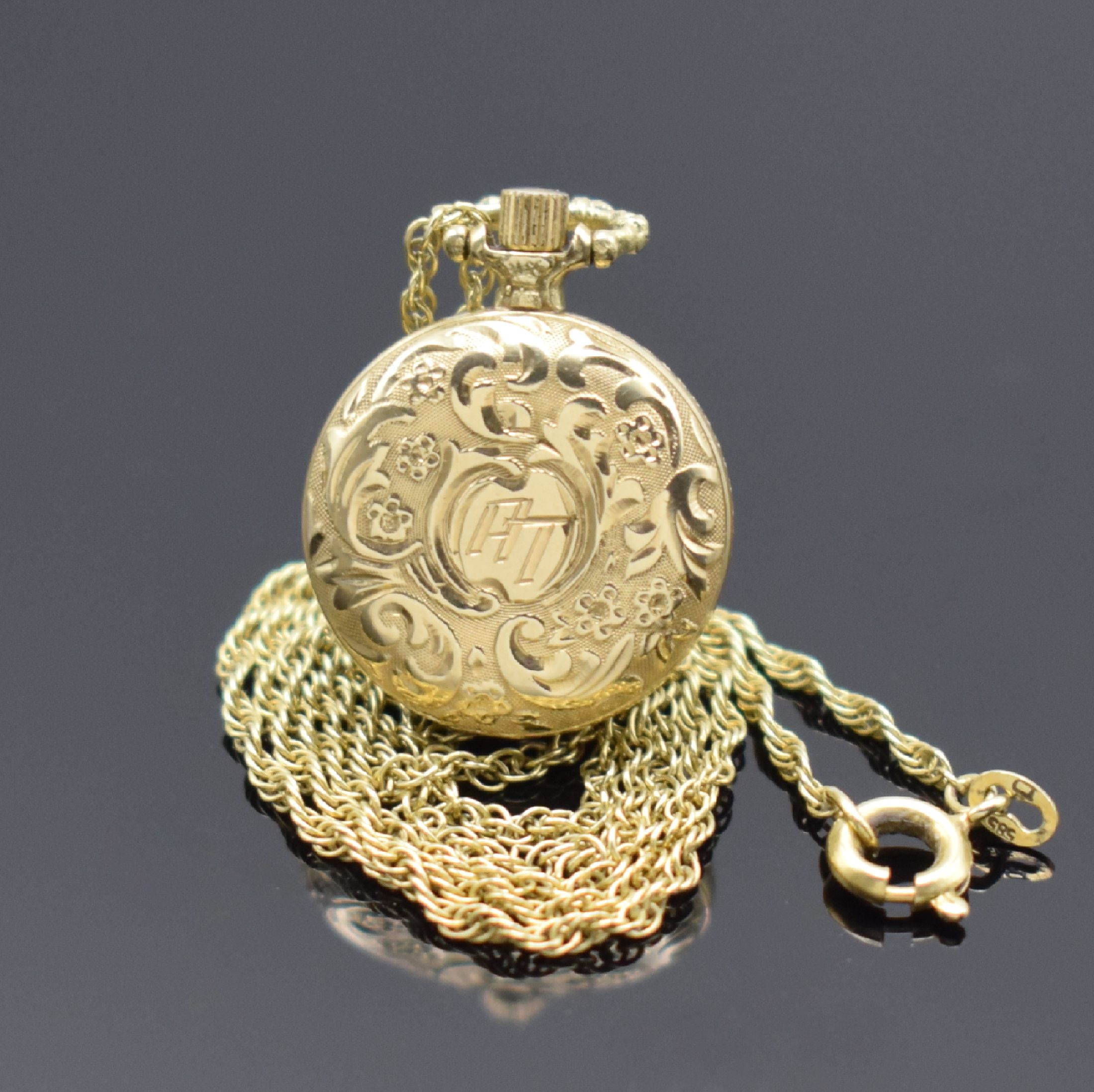 Detail a: AMARA kleine Damen-Anhängeuhr in GG 585/000 an GG 585/000 Kette, Schweiz um 1960, Geh. und gedr. Rückdeckel floral grav., silb. Zifferbl. m. arab. ...