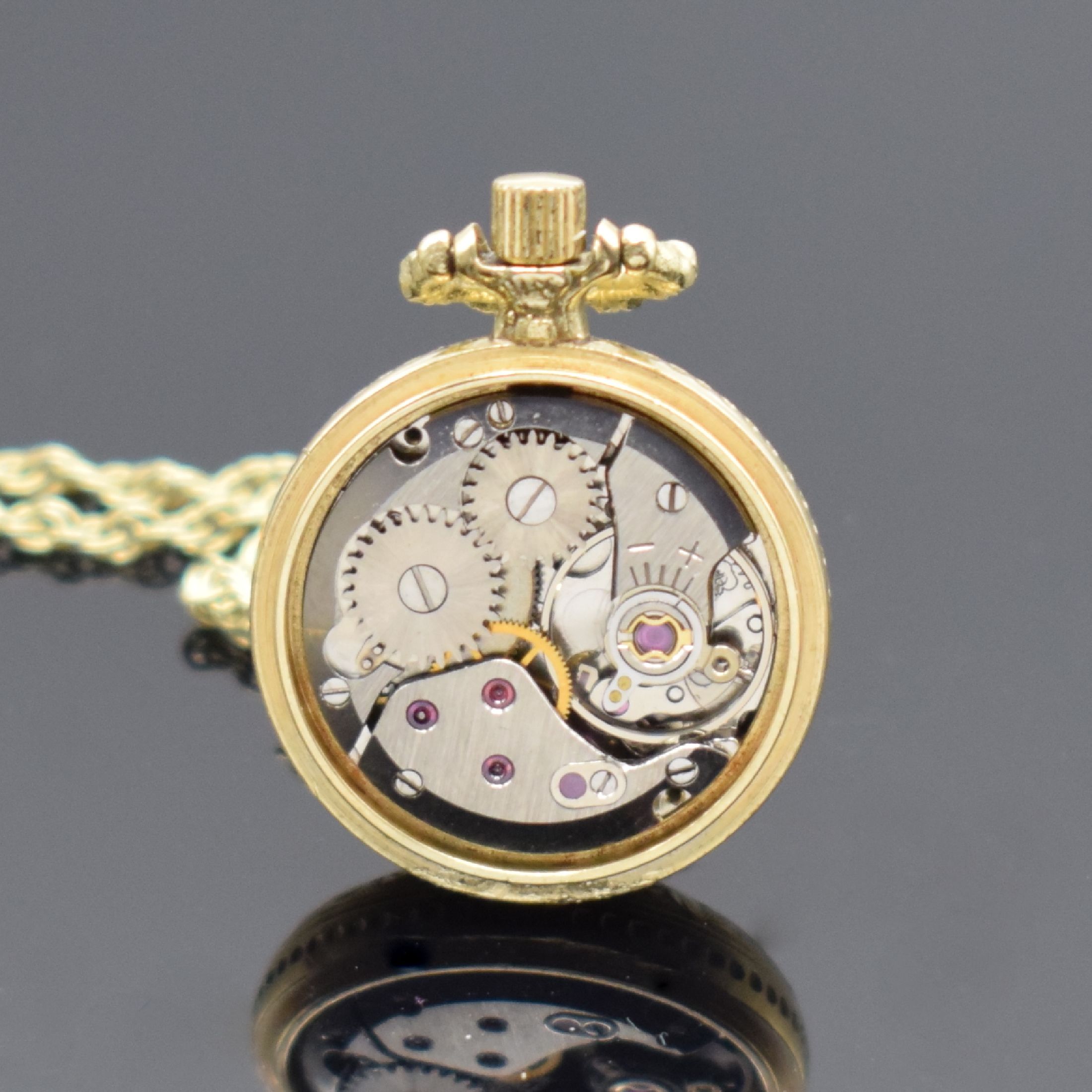 Detail b: AMARA kleine Damen-Anhängeuhr in GG 585/000 an GG 585/000 Kette, Schweiz um 1960, Geh. und gedr. Rückdeckel floral grav., silb. Zifferbl. m. arab. ...