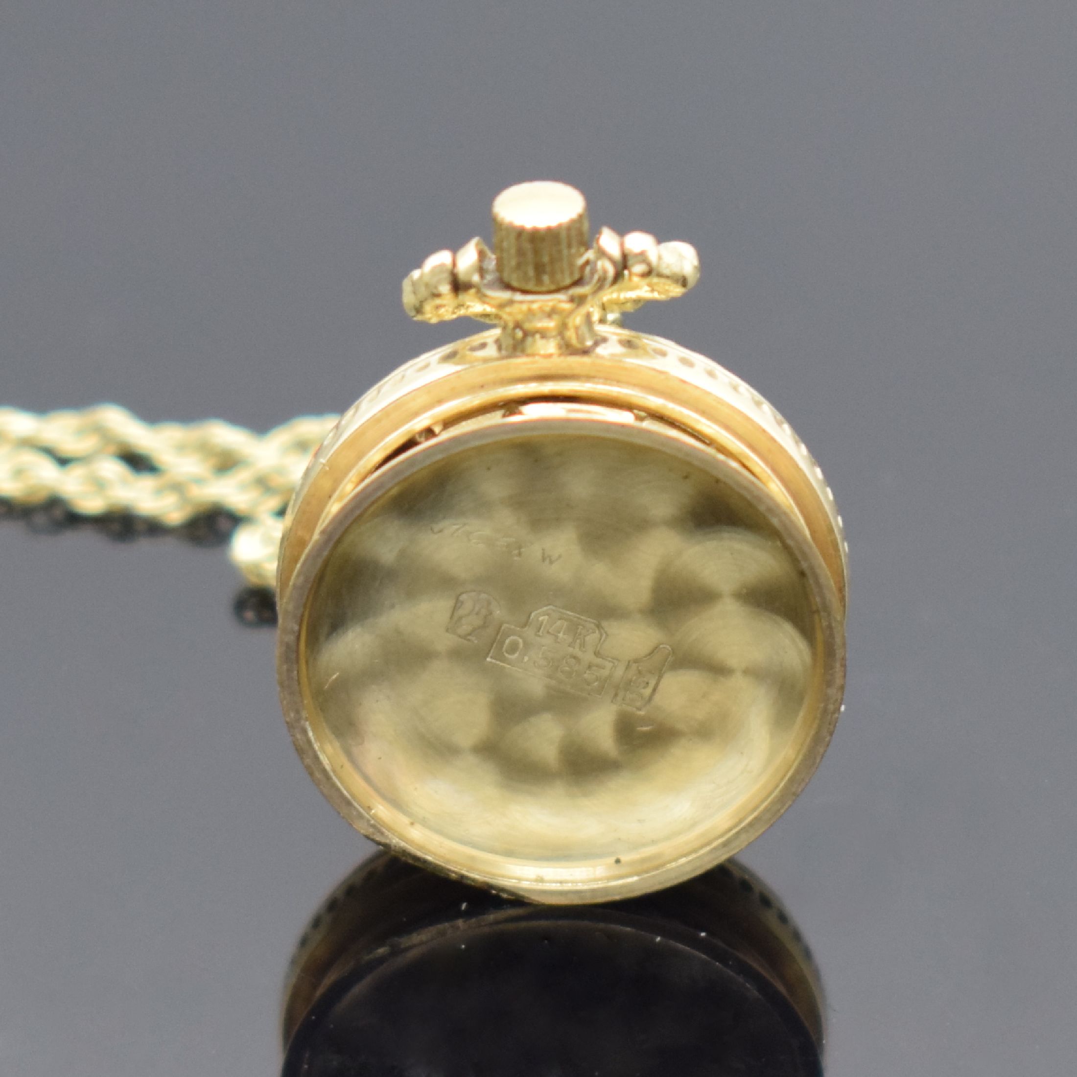 Detail c: AMARA kleine Damen-Anhängeuhr in GG 585/000 an GG 585/000 Kette, Schweiz um 1960, Geh. und gedr. Rückdeckel floral grav., silb. Zifferbl. m. arab. ...