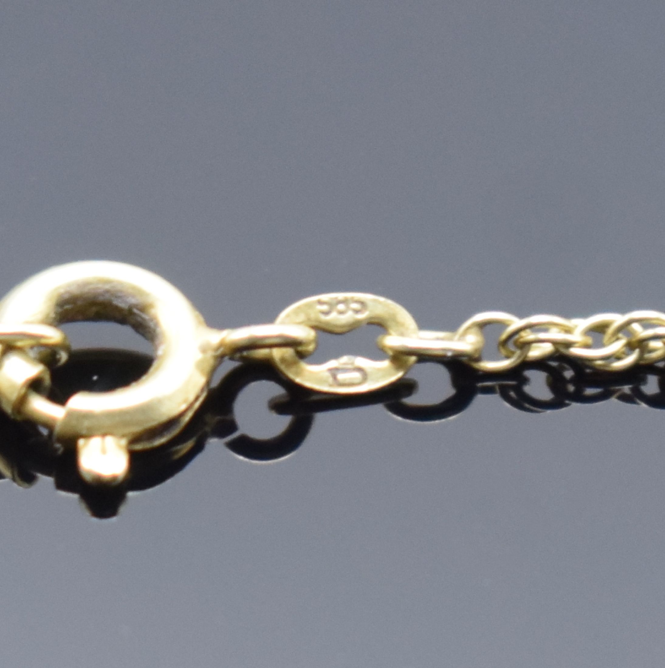 Detail d: AMARA kleine Damen-Anhängeuhr in GG 585/000 an GG 585/000 Kette, Schweiz um 1960, Geh. und gedr. Rückdeckel floral grav., silb. Zifferbl. m. arab. ...