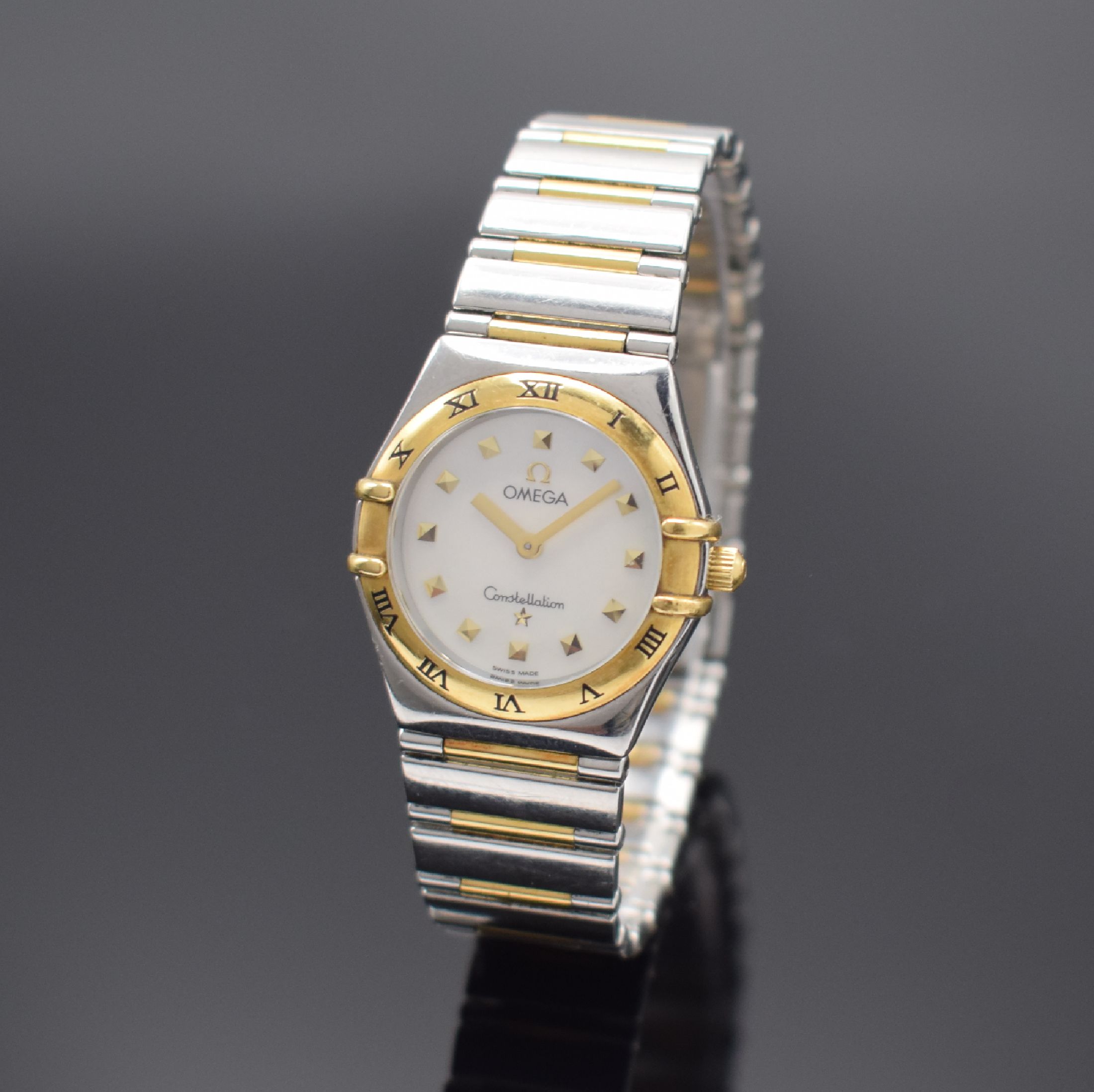 OMEGA Constellation Damenarmbanduhr in Stahl/Gold, Schweiz um 2000, quarz, Boden aufgedr., Gliederband m. Faltschl., Lünette m. röm. Zahlen, ...