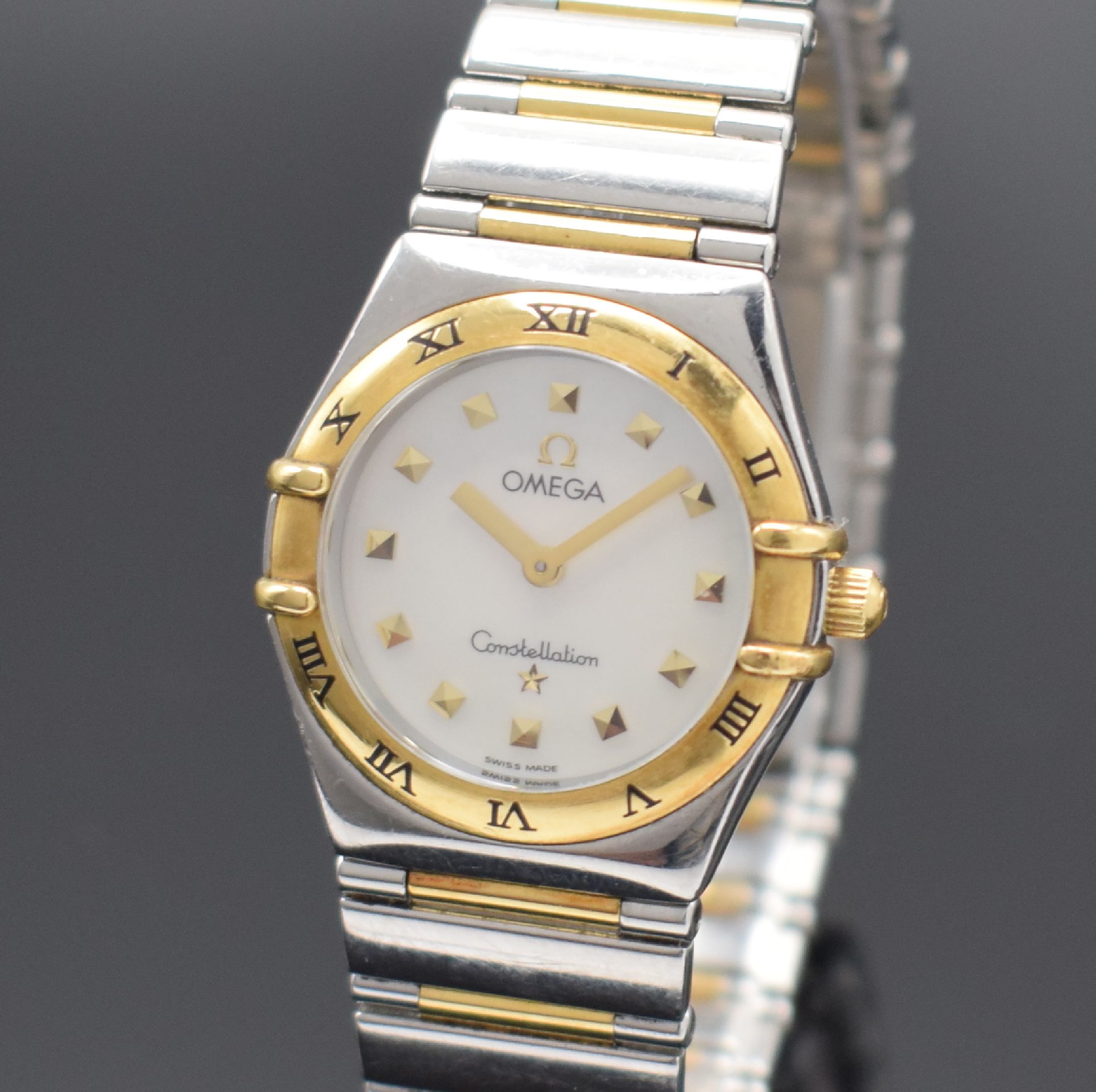 Detail a: OMEGA Constellation Damenarmbanduhr in Stahl/Gold, Schweiz um 2000, quarz, Boden aufgedr., Gliederband m. Faltschl., Lünette m. röm. Zahlen, ...